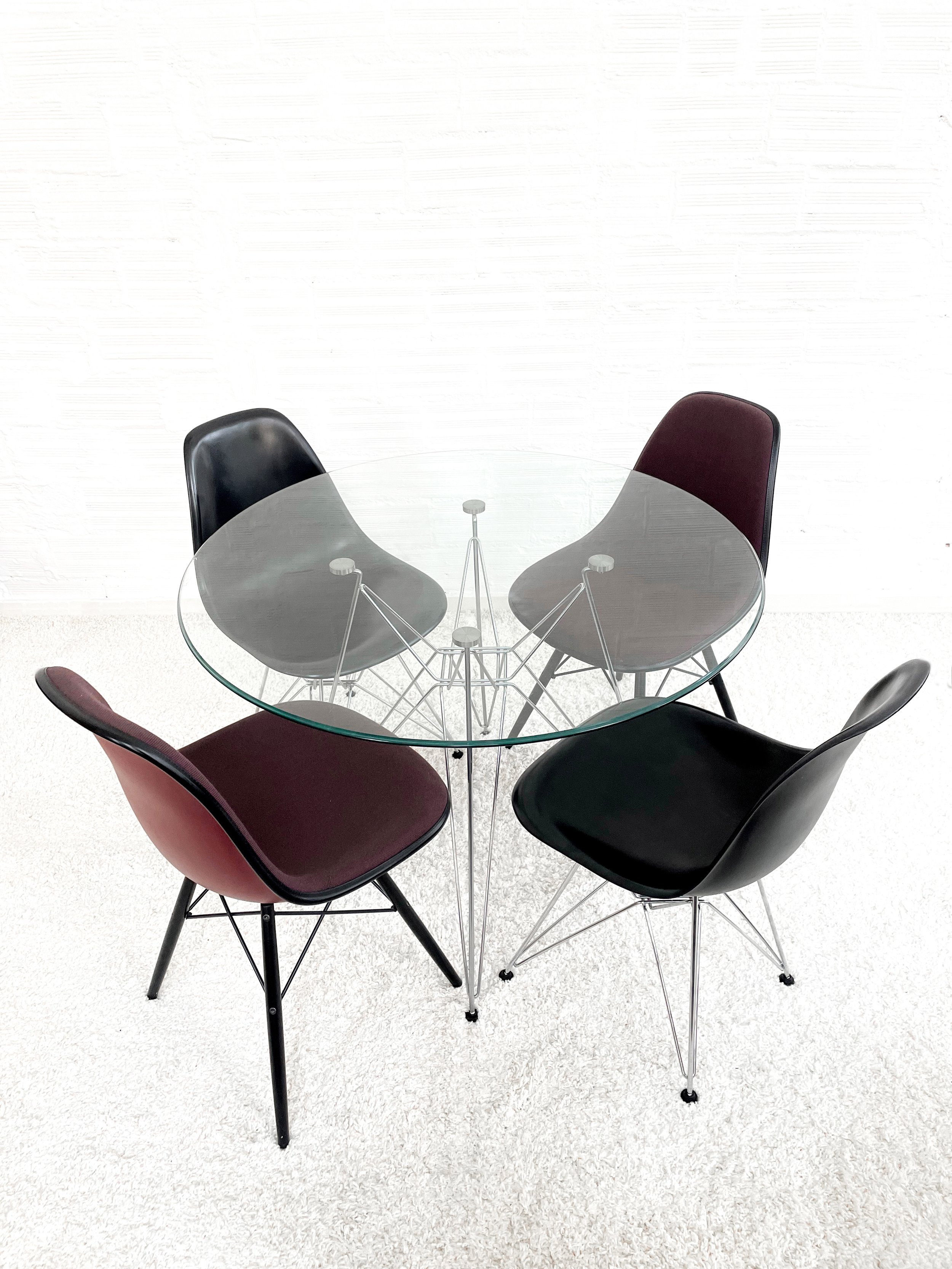 Sillas DSR de Vitra, diseñadas por Ray y Charles Eames. Monda Lironda Vintage