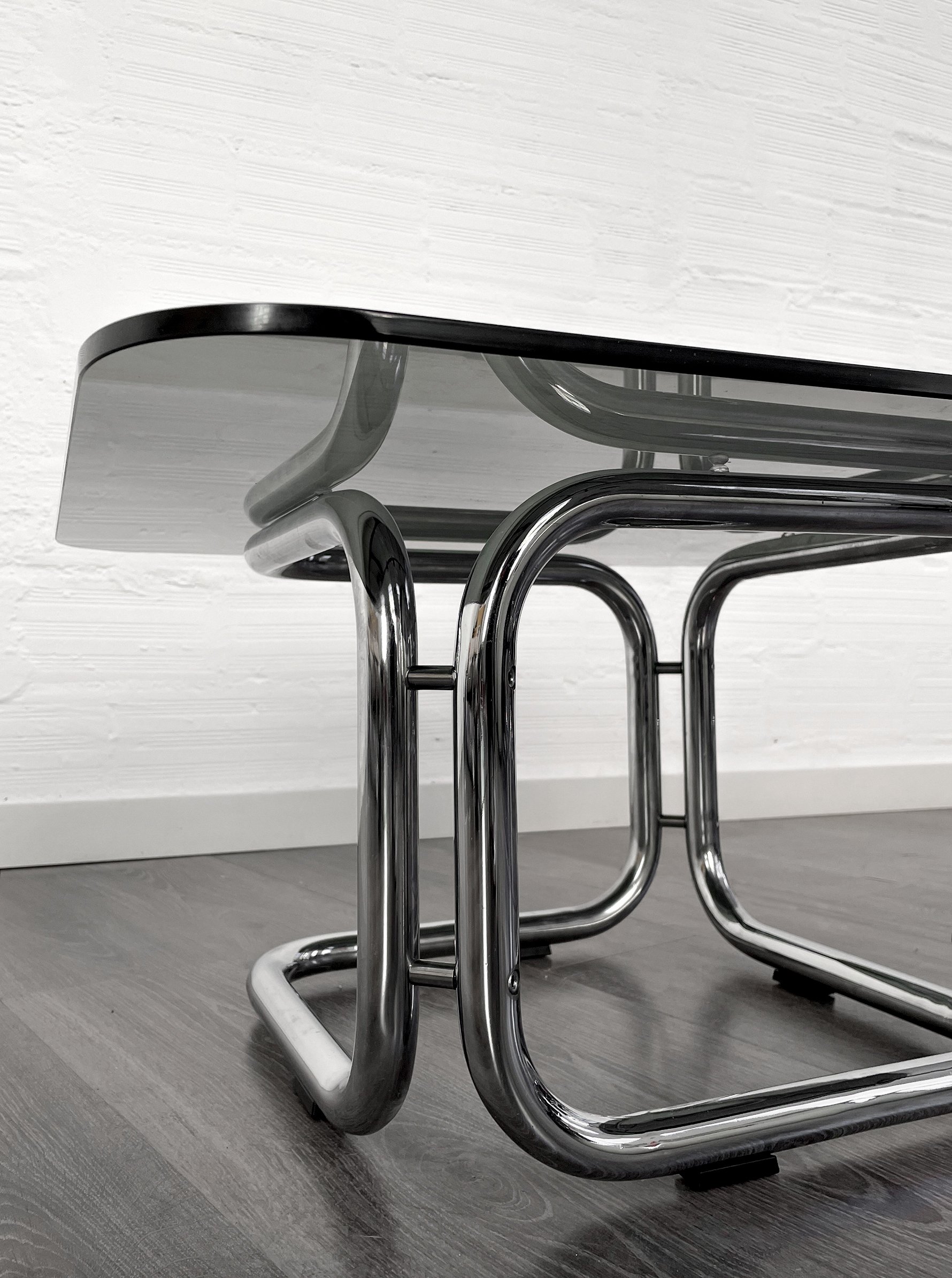 Mesa auxiliar cuadrada con estructura tubular cromada. Bauhaus. Monda Lironda Vintage