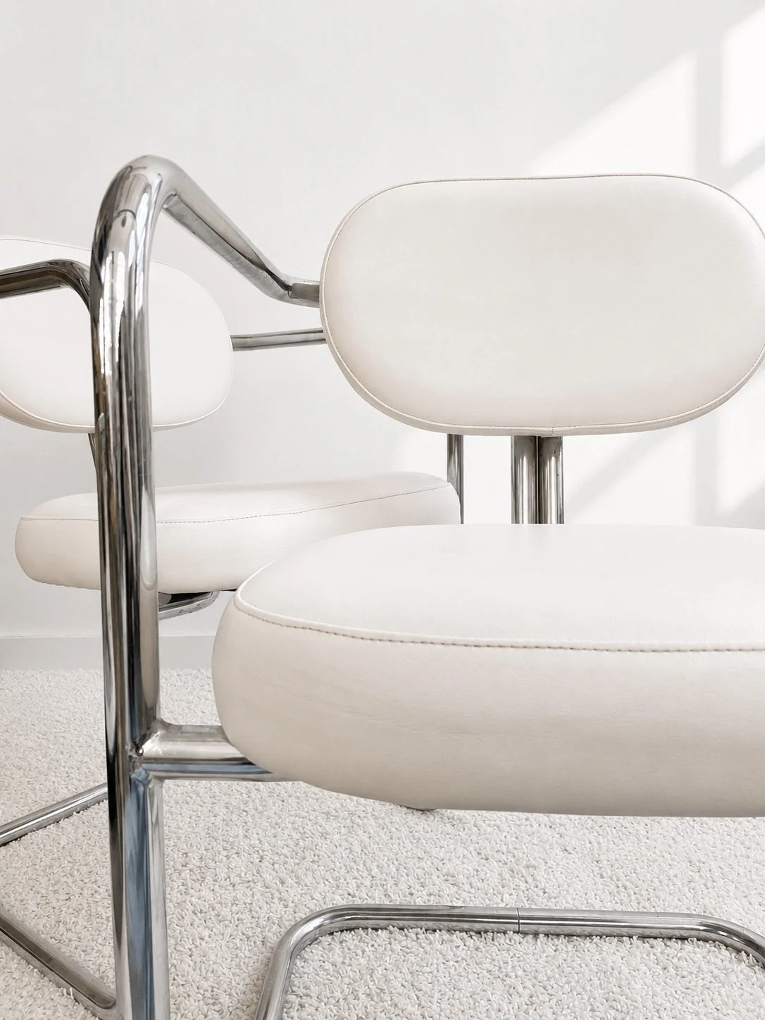 Sillas cantilever Space Age. Tapizado polipiel blanco. 70s. Monda Lironda Vintage