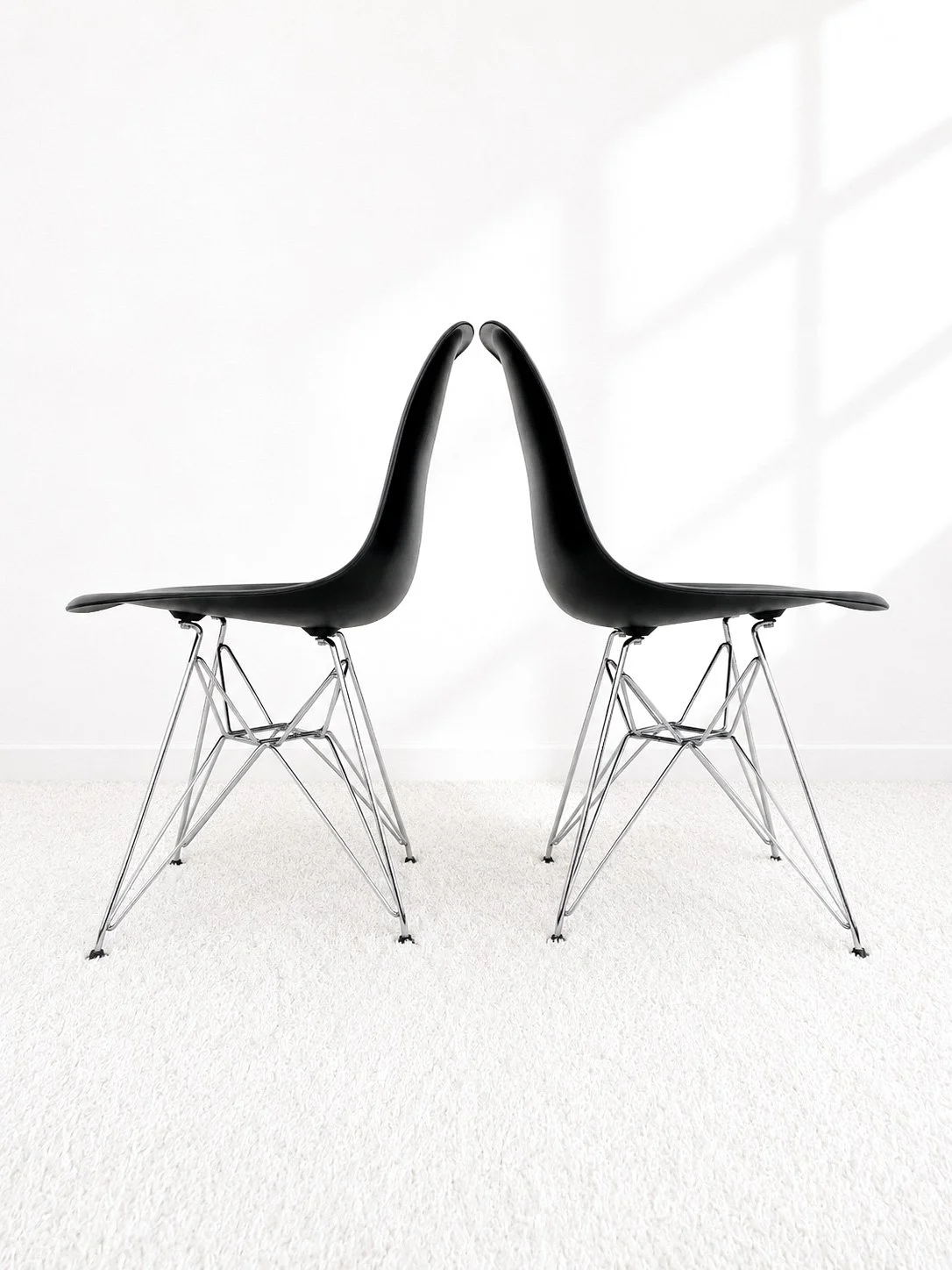Sillas DSR de Vitra, diseñadas por Ray y Charles Eames. Monda Lironda Vintage
