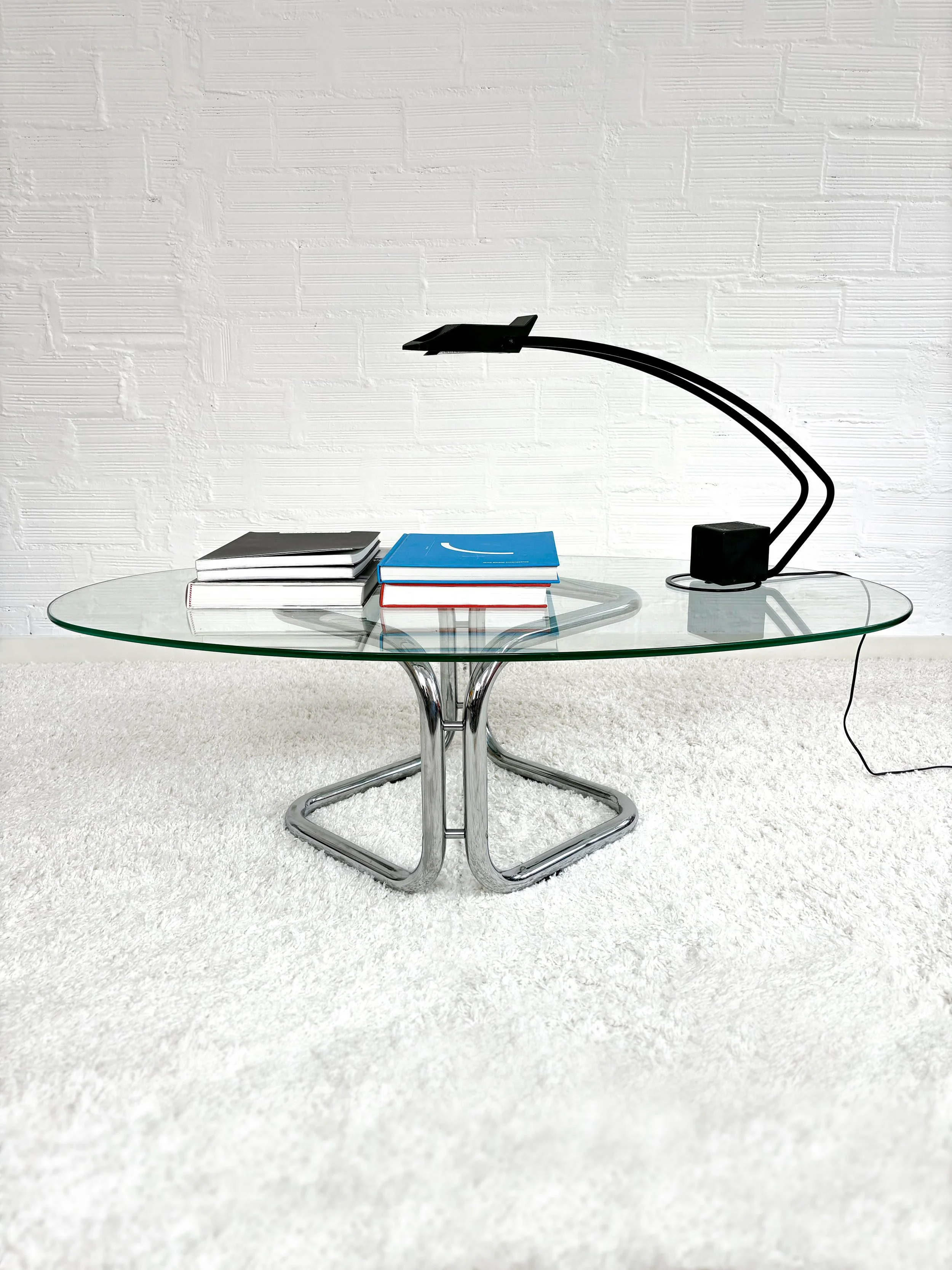 Mesa centro ovalada de cristal con estructura de acero cromado. 70s. Monda Lironda Vintage