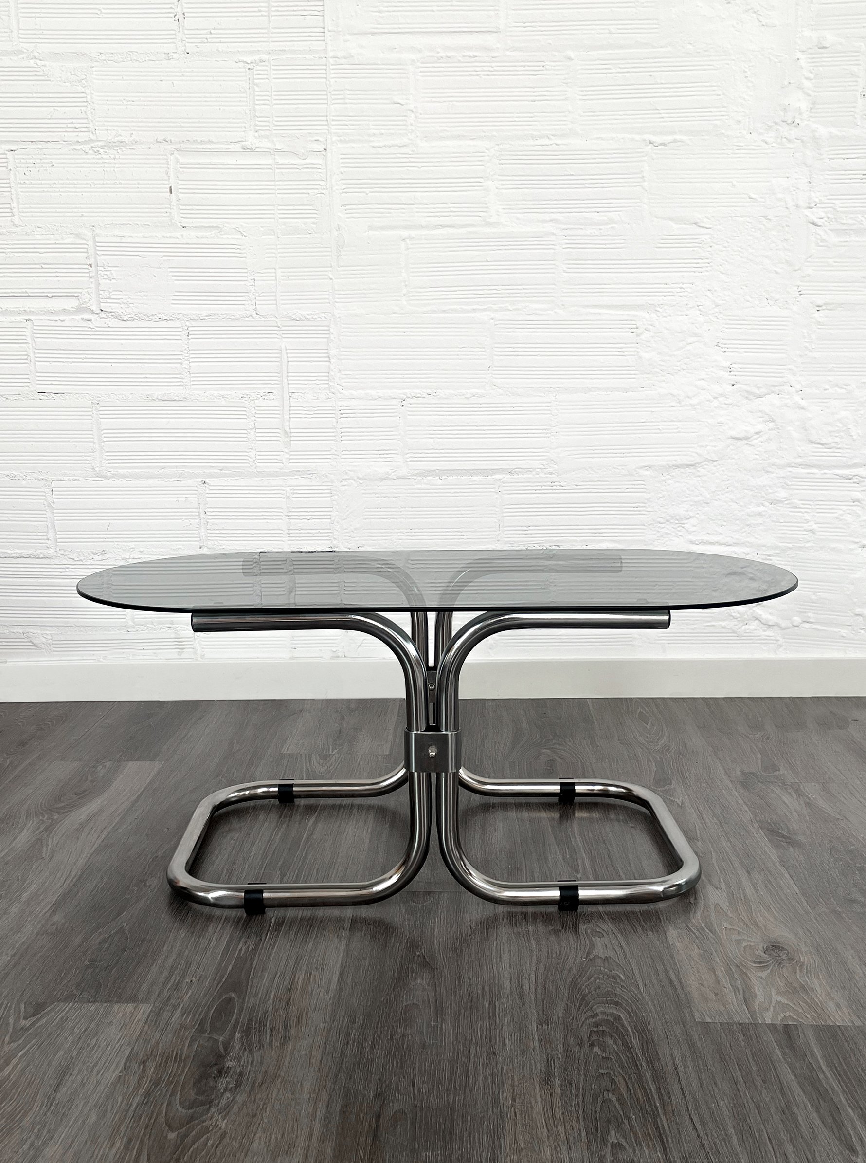 Mesa auxiliar ovalada con estructura tubular cromada. 70s. Monda Lironda Vntage