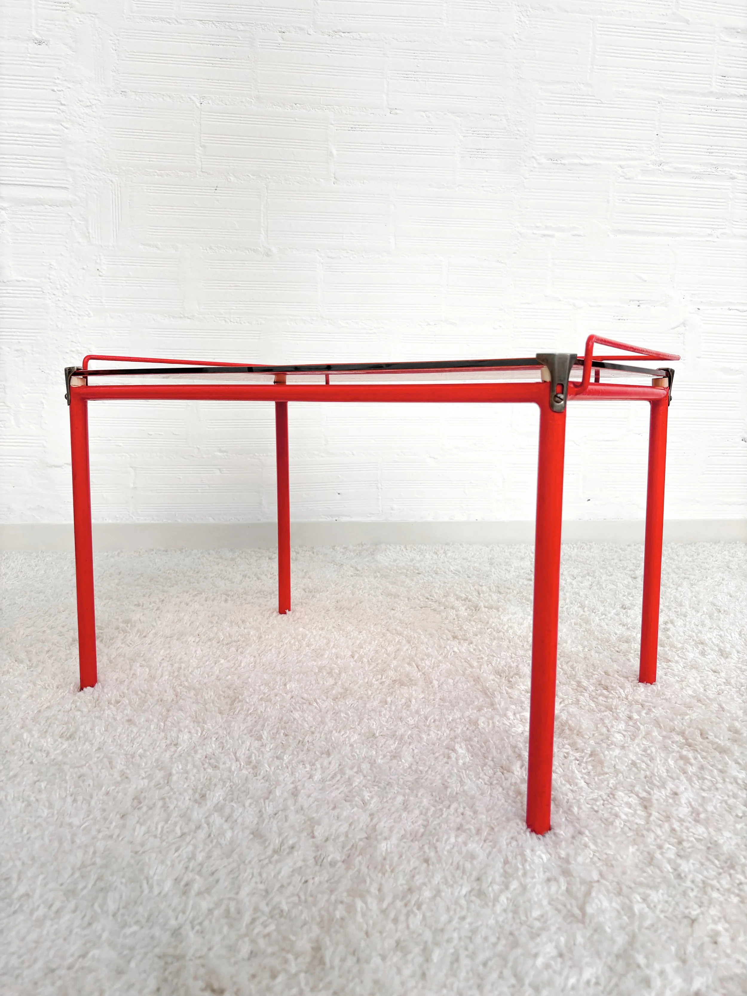 Mesa auxiliar roja con cristal. Vintage. 70s. Monda Lironda Vintage