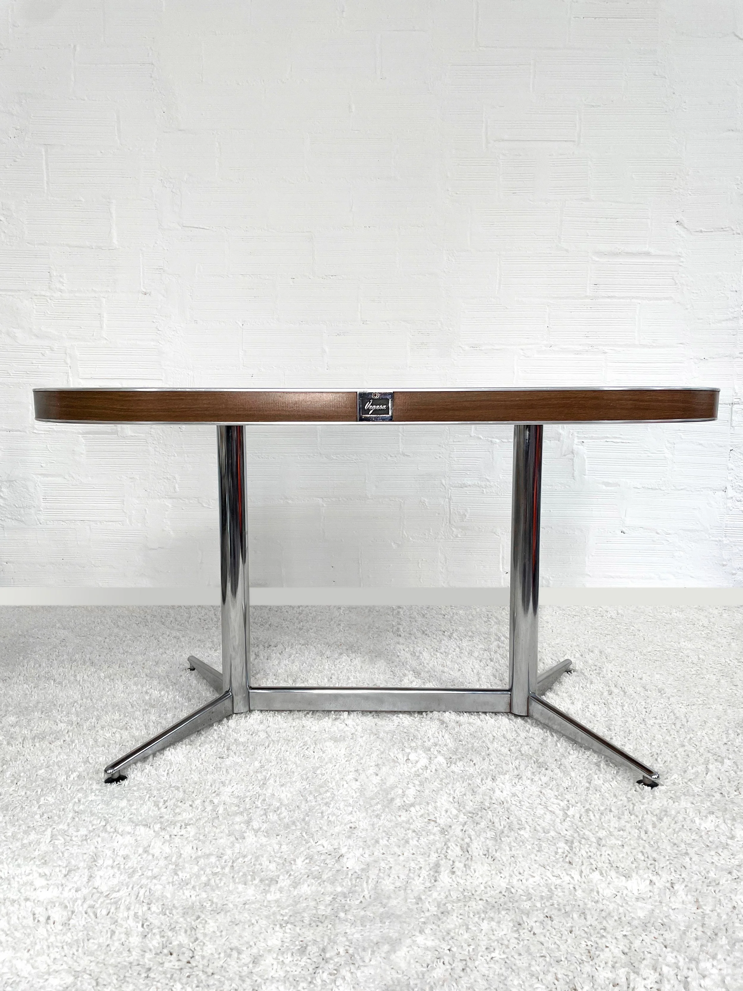 Mesa comedor ovalada Vegasa. Color Nogal. 60s. Monda Lironda Vintage