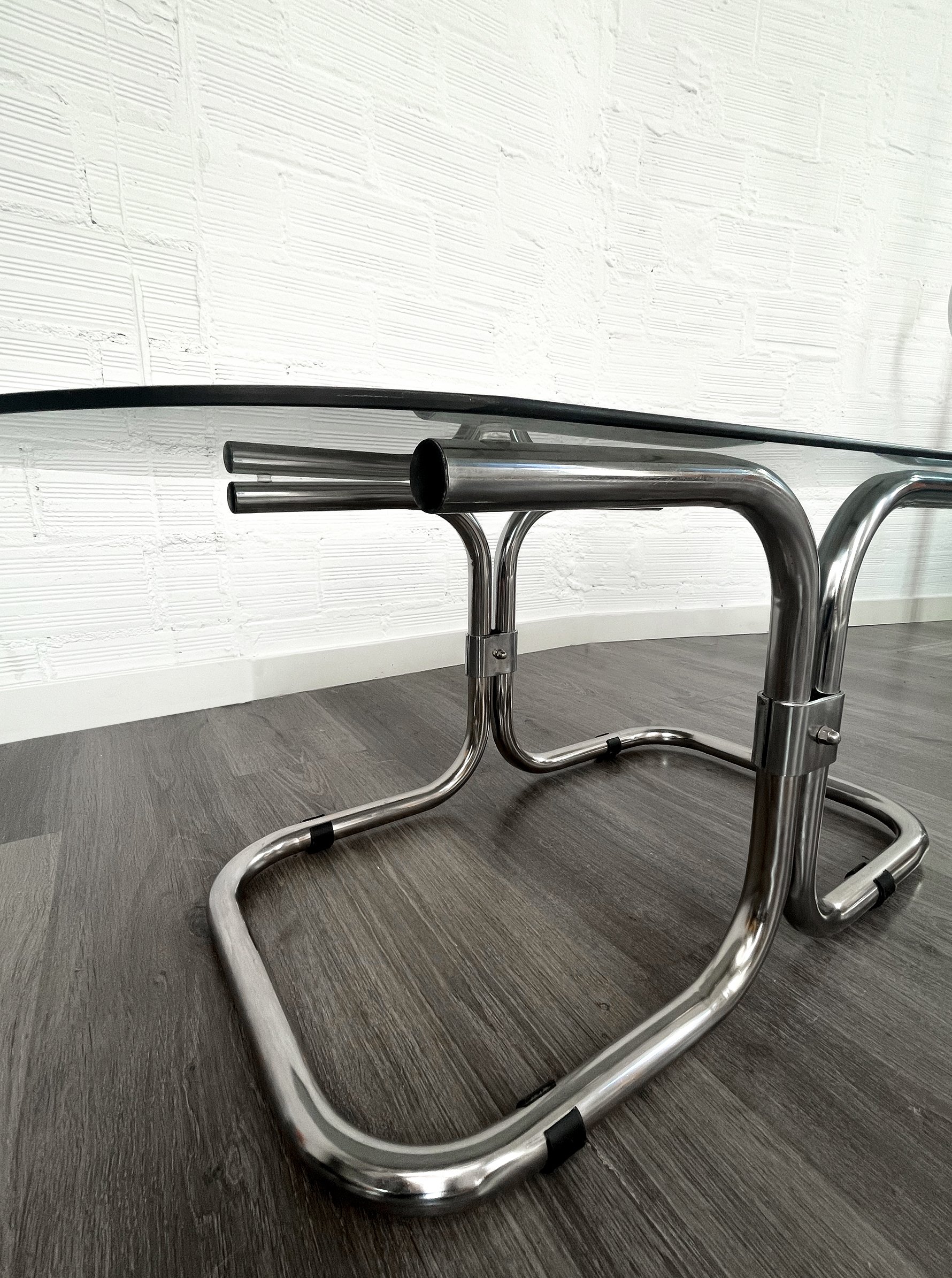 Mesa auxiliar ovalada con estructura tubular cromada. 70s. Monda Lironda Vntage