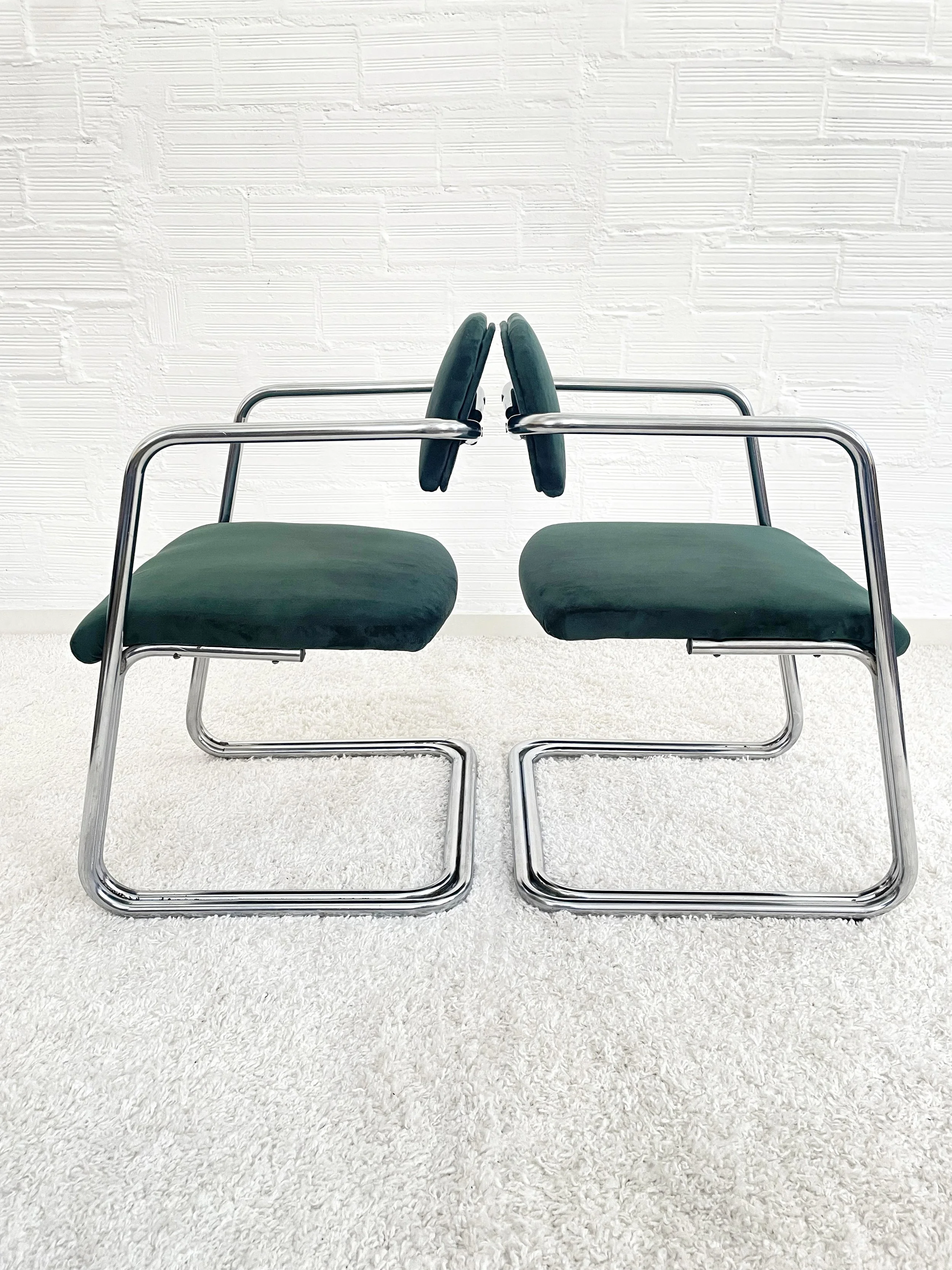 Sillas  vintage cantilever con apoyabrazos. 70s. Tapizado terciopelo verde botella. Monda Lironda Vintage