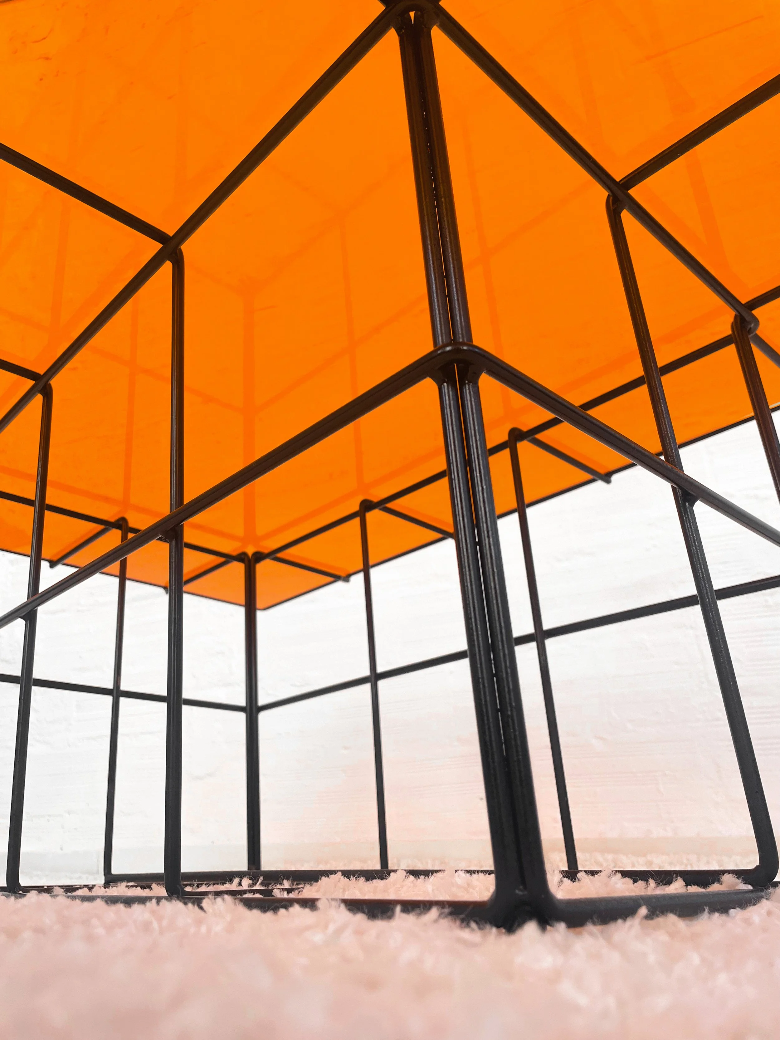 Mesa de centro vintage con rejilla de acero y metacrilato. 70s. Monda Lironda Vintage