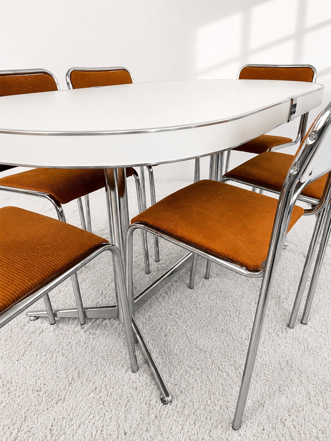 Mesa comedor ovalada Vegasa. Color blanco. 60s. Monda Lironda Vintage