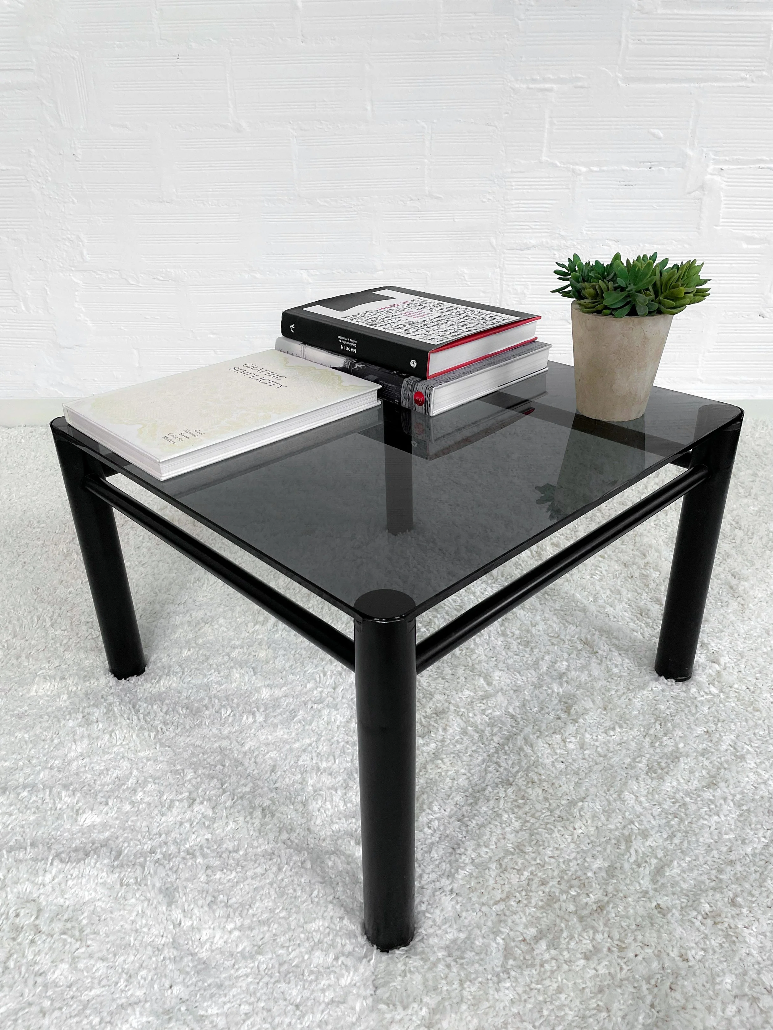 Mesa centro cuadrada. Estructura metal lacada en negro. 80s. Monda Lironda Vintage