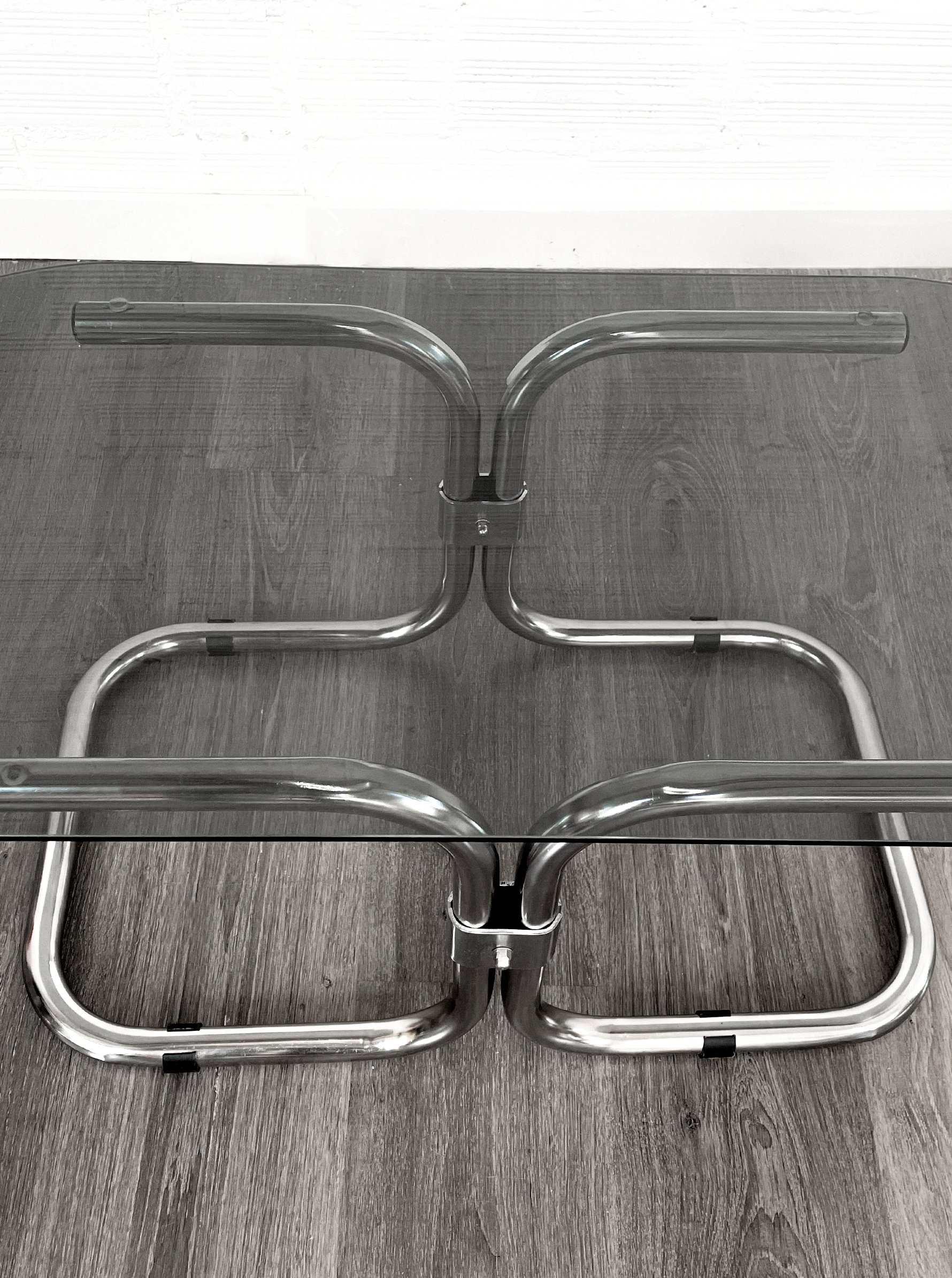 Mesa auxiliar ovalada con estructura tubular cromada. 70s. Monda Lironda Vntage