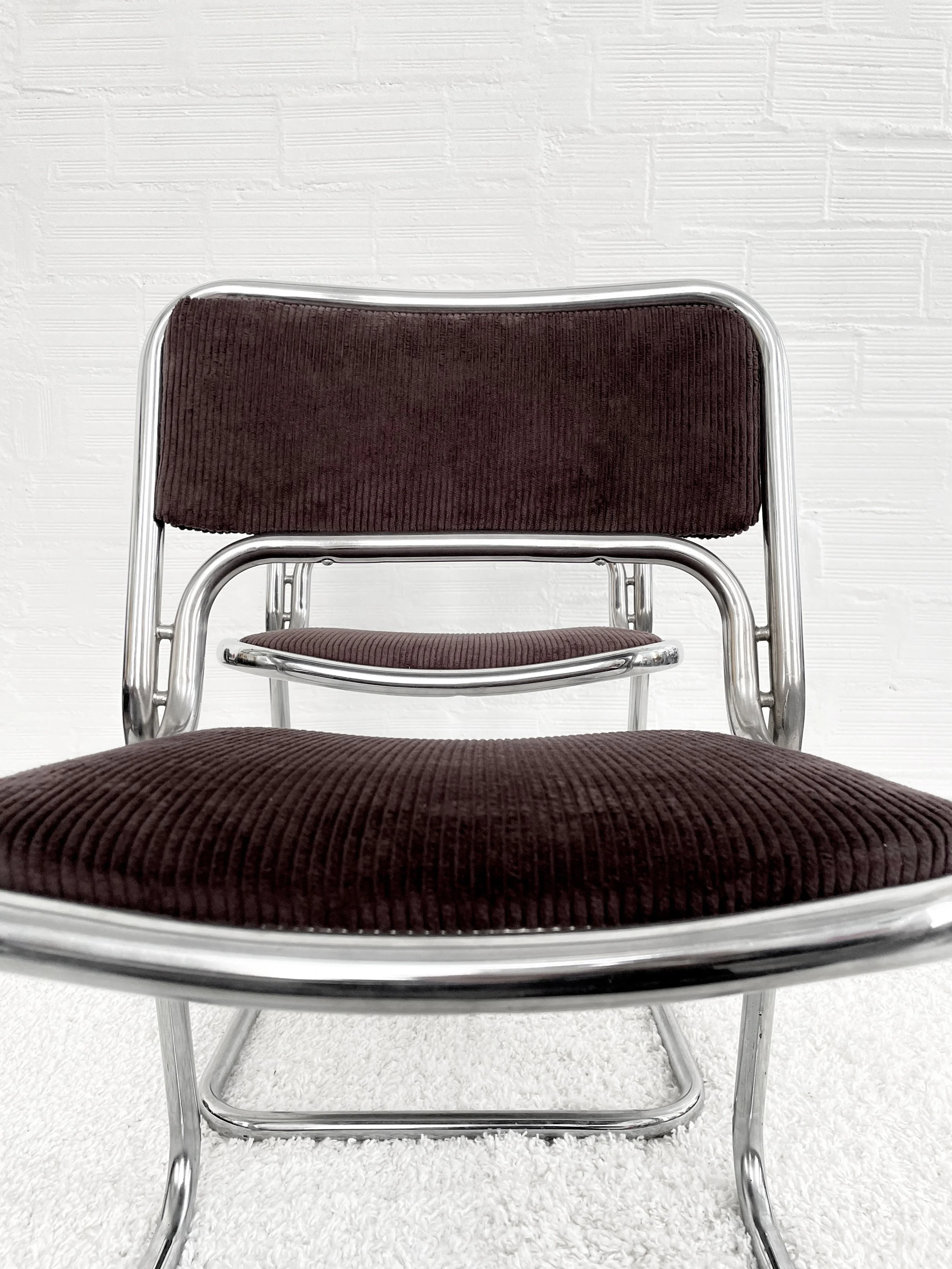 Silla cantilever. Italia 70s. Tapizado, pana chocolate. Monda Lironda Vintage