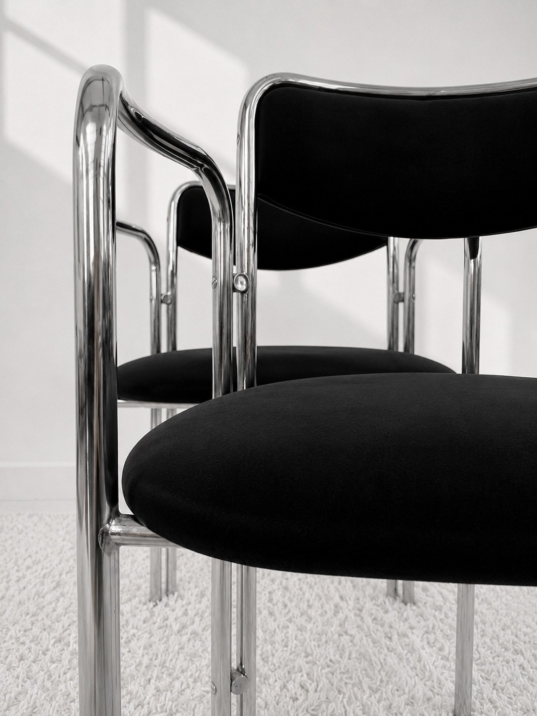 Silla vintage de estructura cromada doble y terciopelo negro. 70s. Monda Lironda Vintage