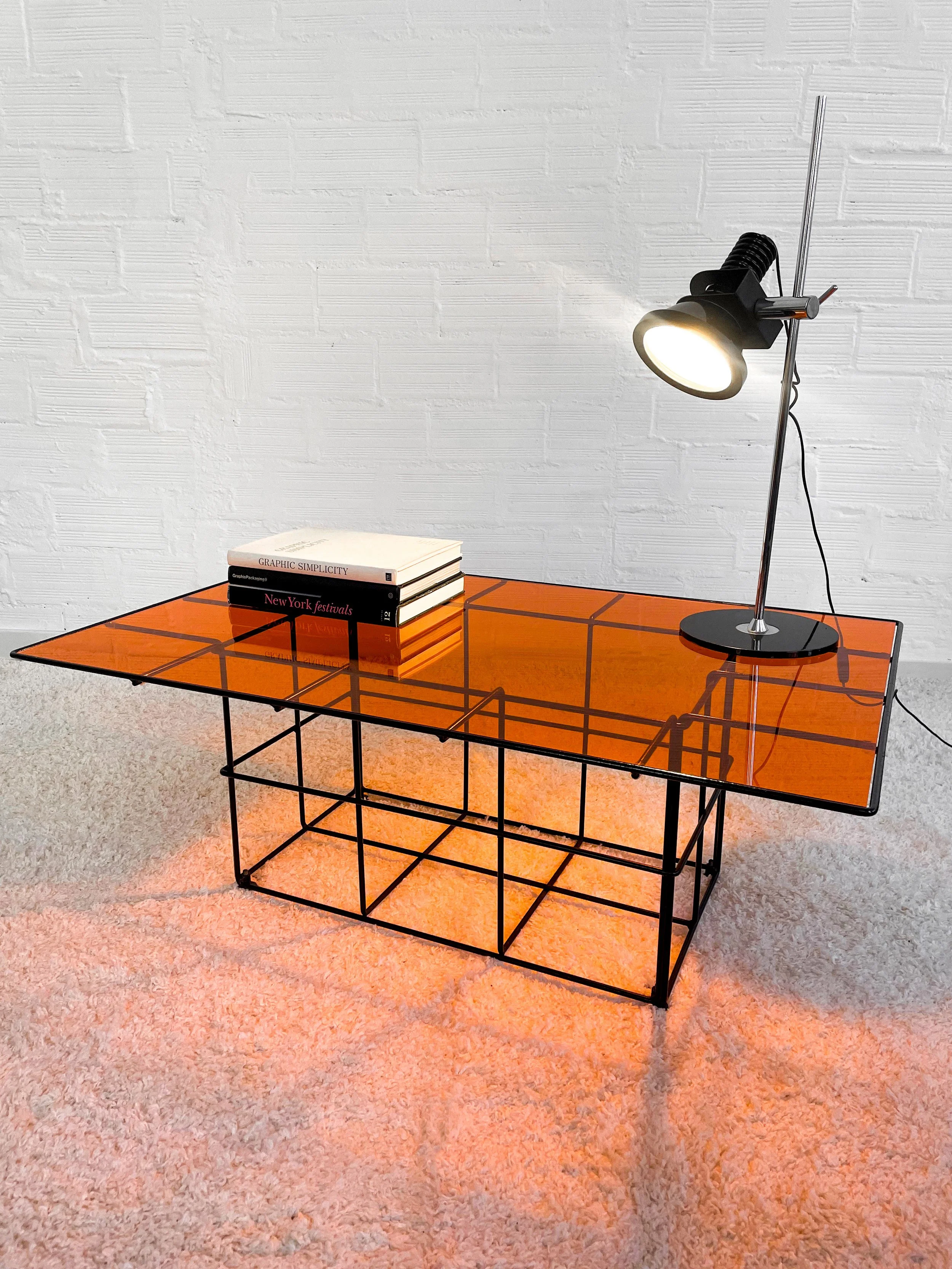 Mesa de centro vintage con rejilla de acero y metacrilato. 70s. Monda Lironda Vintage