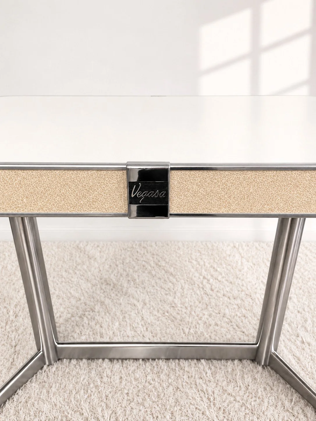 Mesa comedor ovalada Vegasa. Perfil piel blanco. 60s. Monda Lironda Vintage