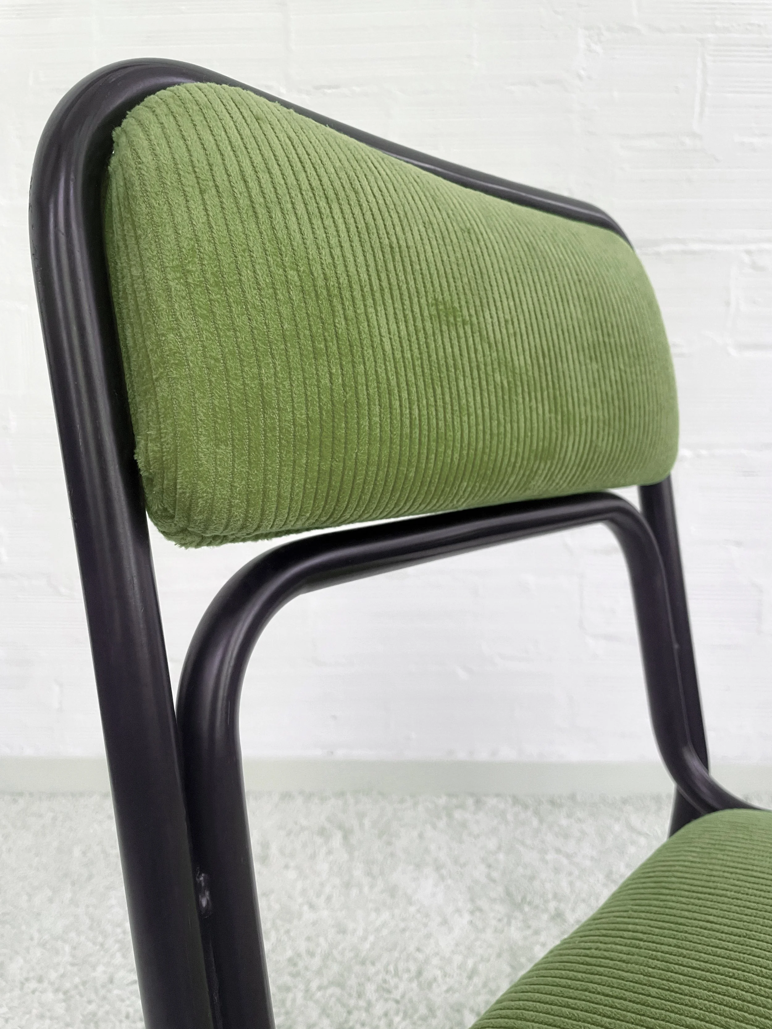 Sillas Bauhaus de los años 70. Italia. Tapizado pana verde oliva. Monda Lironda vintage