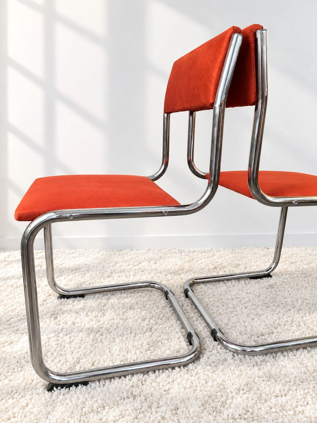 Sillas cantilever italianas de los años 70. Tapizado antelina color teja. Monda Lironda Vintage