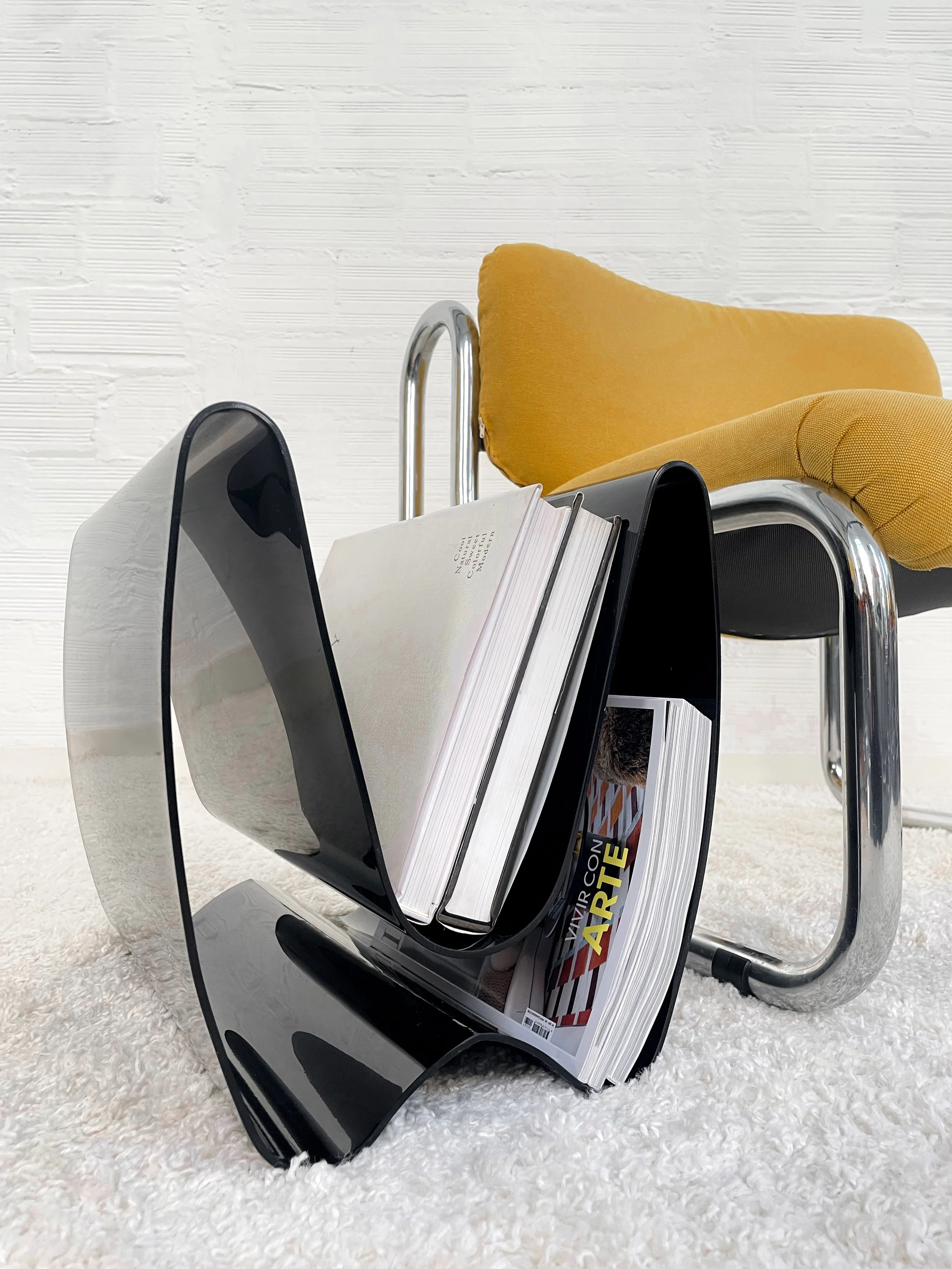 Revistero postmoderno de plexiglás. Italia 80s. Monda Lironda Vintage