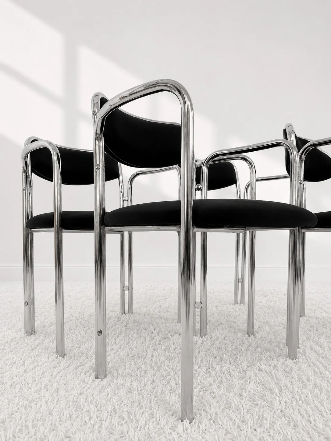Silla vintage de estructura cromada doble y terciopelo negro. 70s. Monda Lironda Vintage