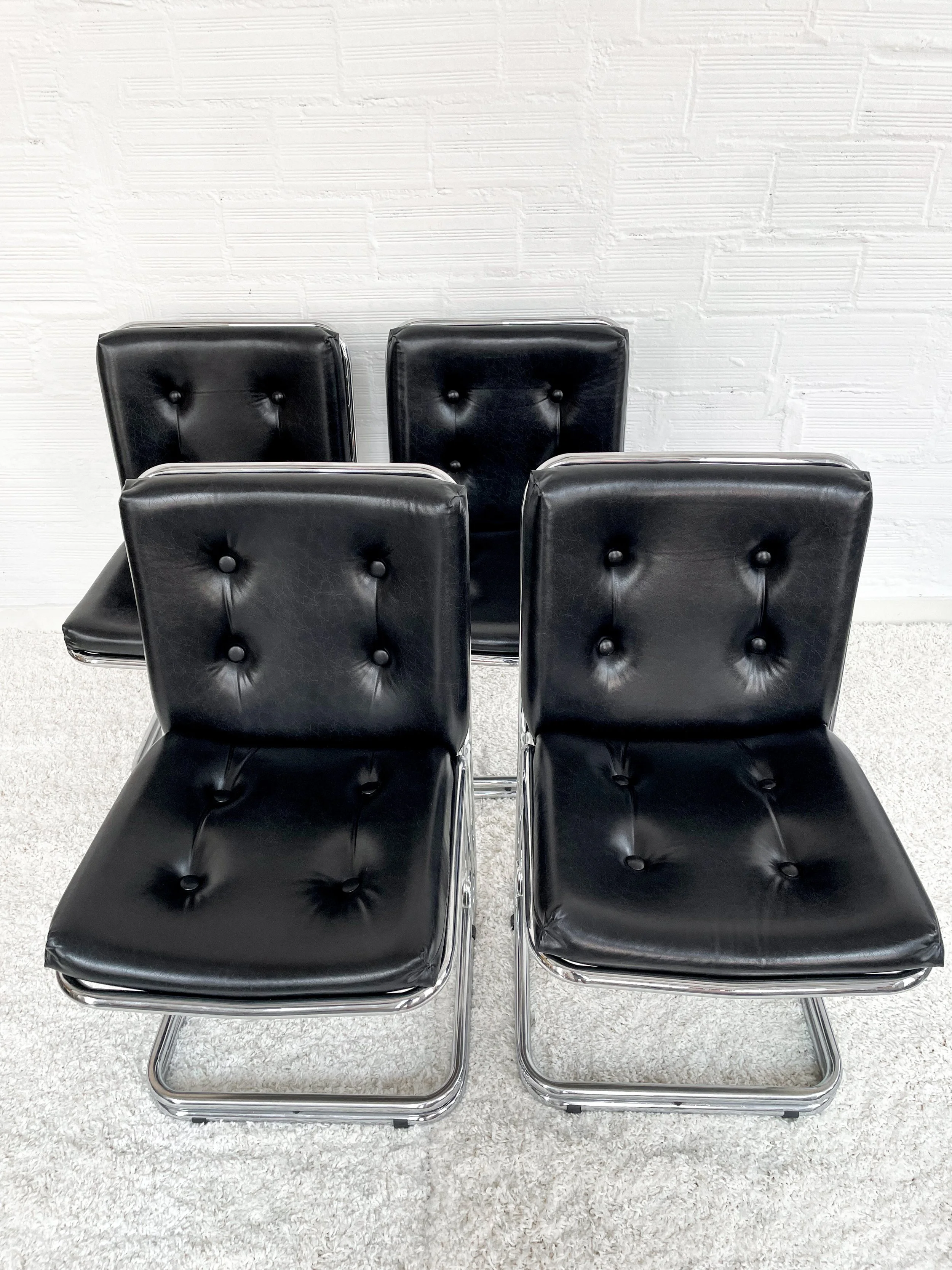Silla Mid-century con estructura tubular cromada doble. Color negro. Monda Lironda Vintage