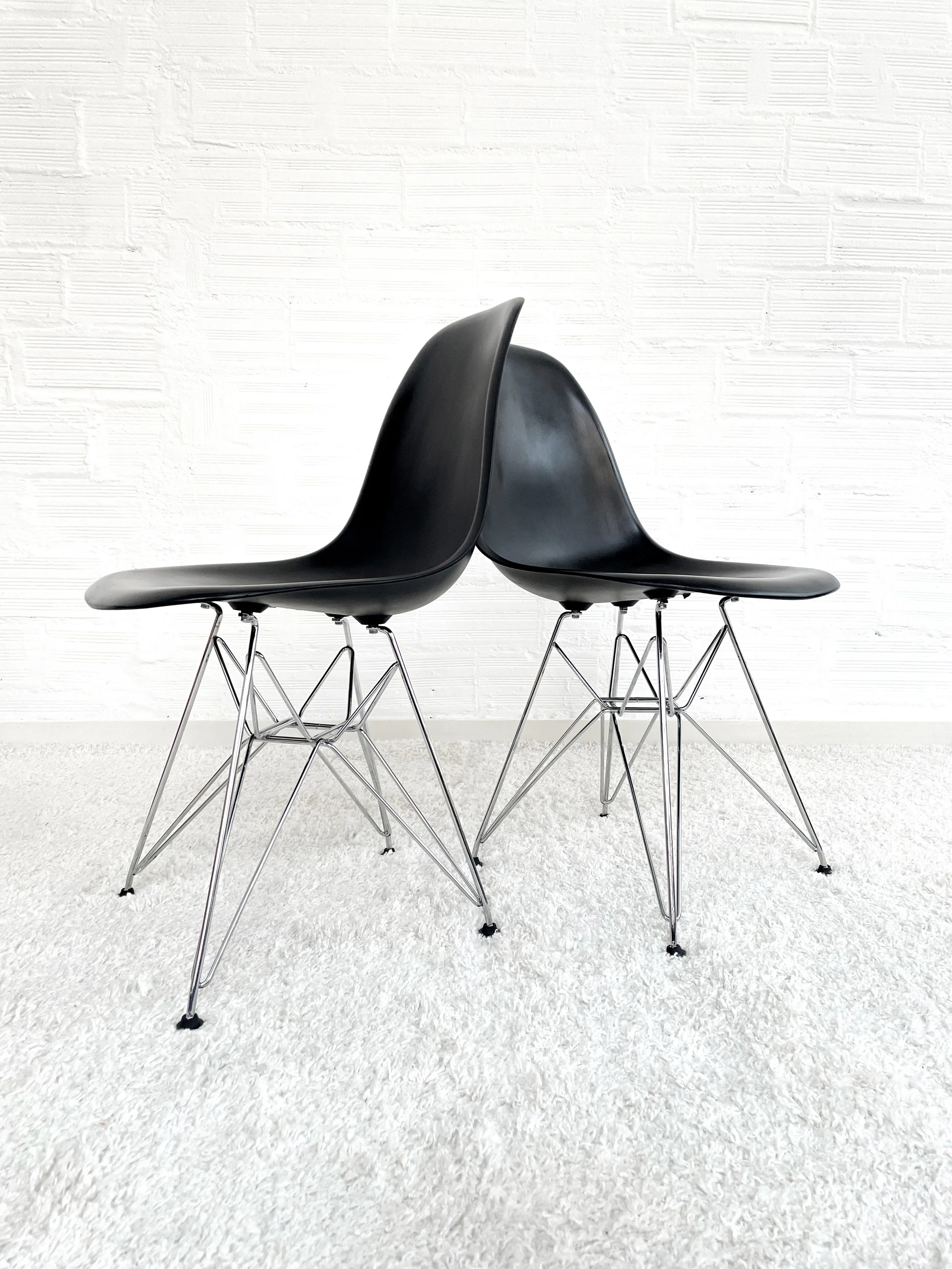 Sillas DSR de Vitra, diseñadas por Ray y Charles Eames. Monda Lironda Vintage