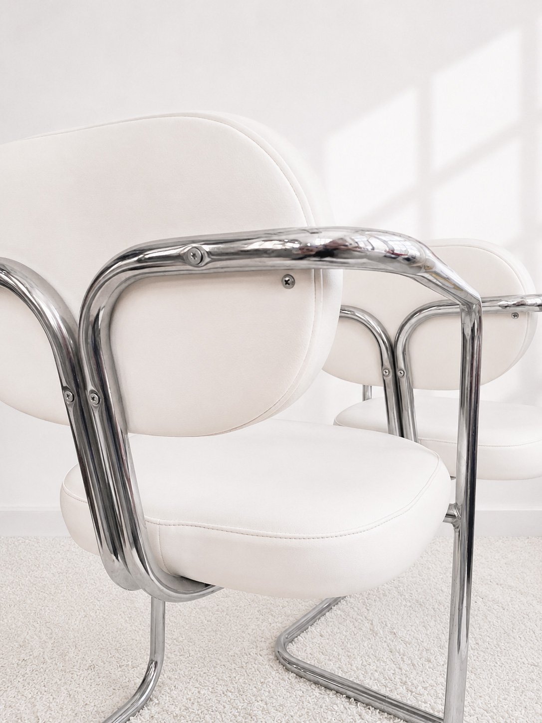 Sillas cantilever Space Age. Tapizado polipiel blanco. 70s. Monda Lironda Vintage