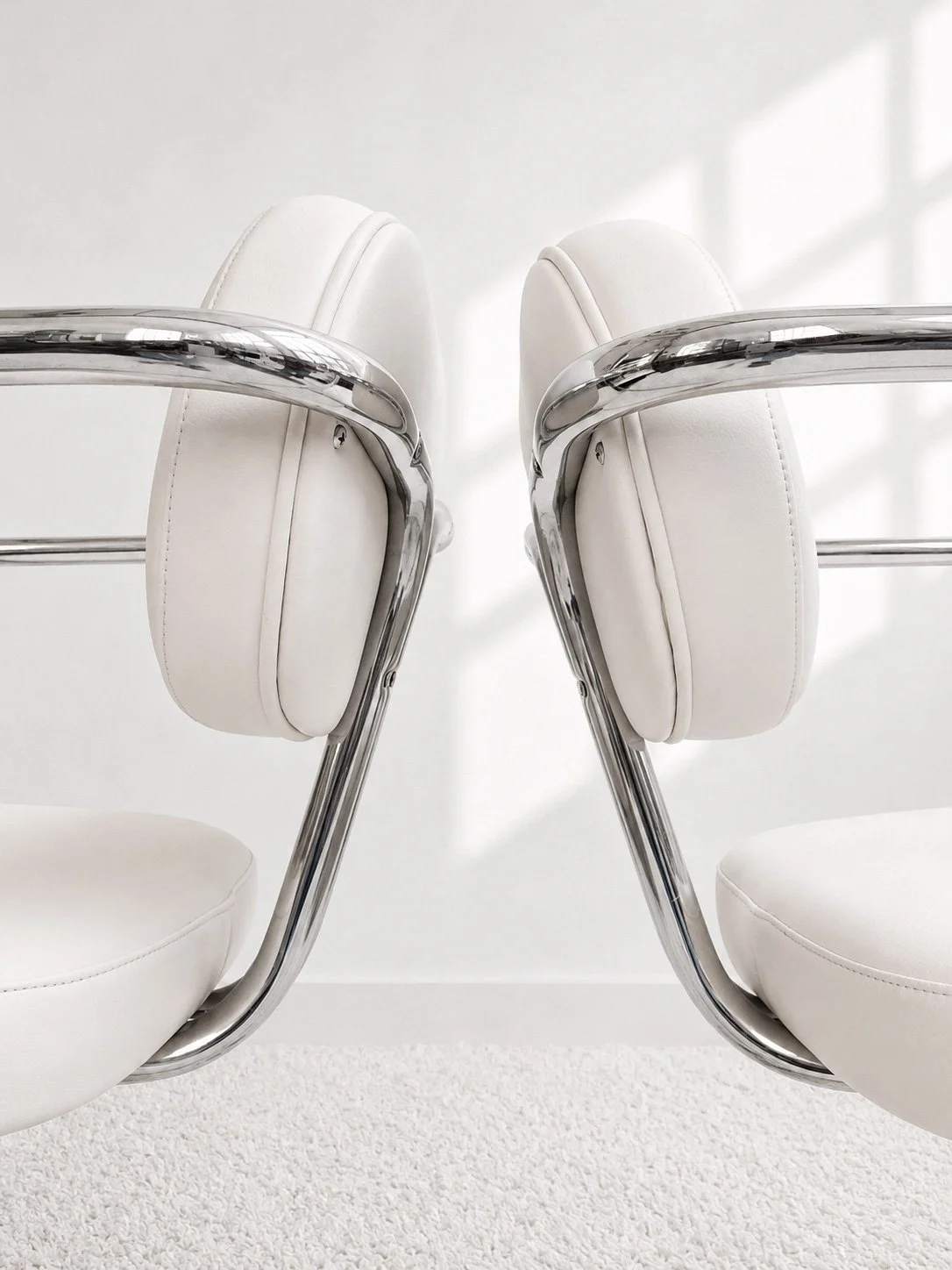 Sillas cantilever Space Age. Tapizado polipiel blanco. 70s. Monda Lironda Vintage