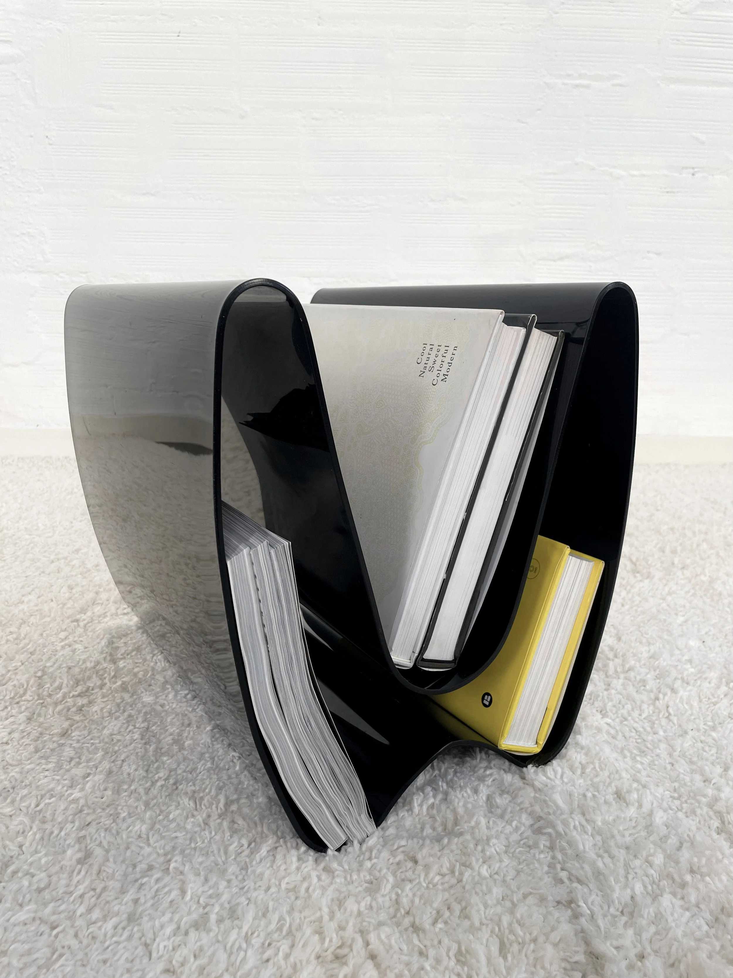 Revistero postmoderno de plexiglás. Italia 80s. Monda Lironda Vintage