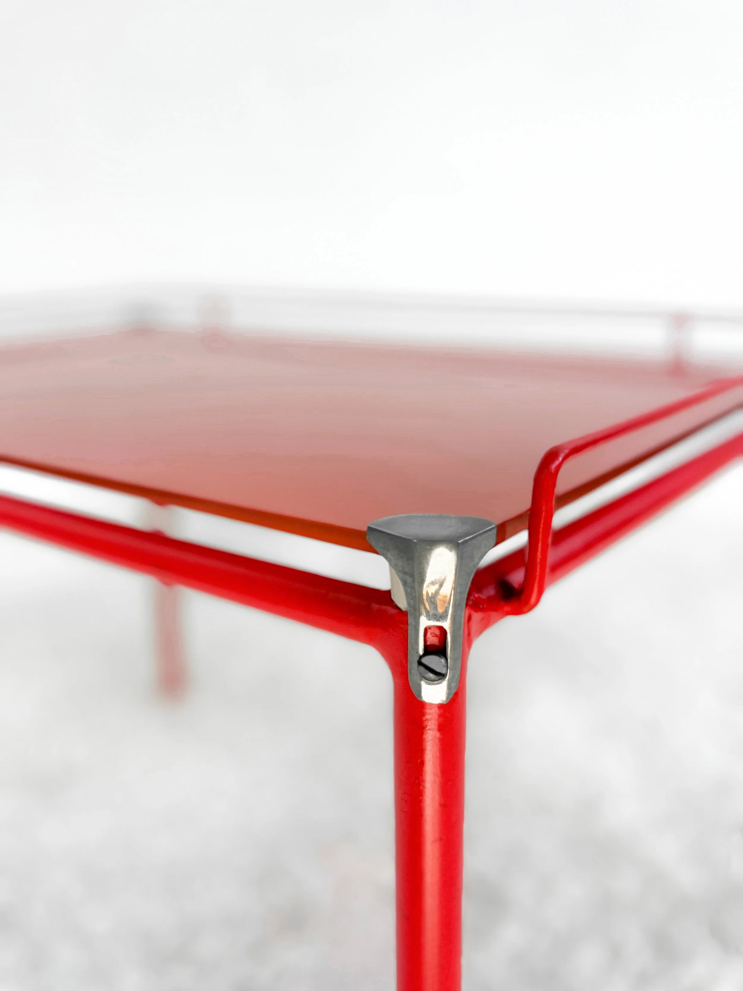 Mesa auxiliar roja con cristal. Vintage. 70s. Monda Lironda Vintage