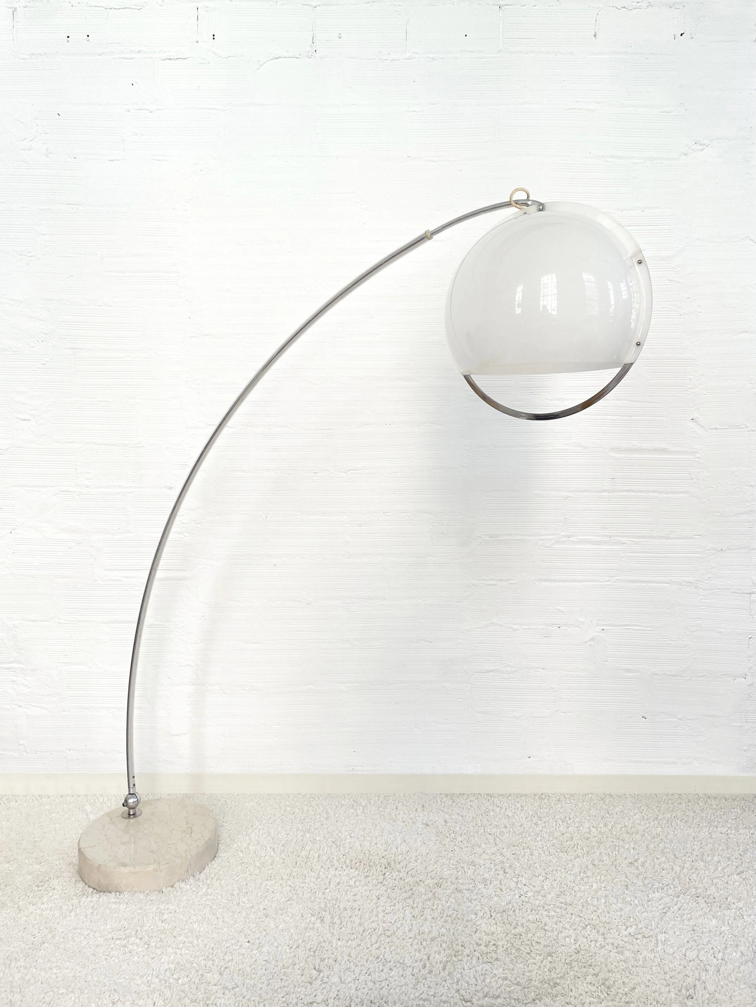 Lámpara de arco modelo Bow de Guzzini, Italia, circa años 60. Monda Lironda Vintage