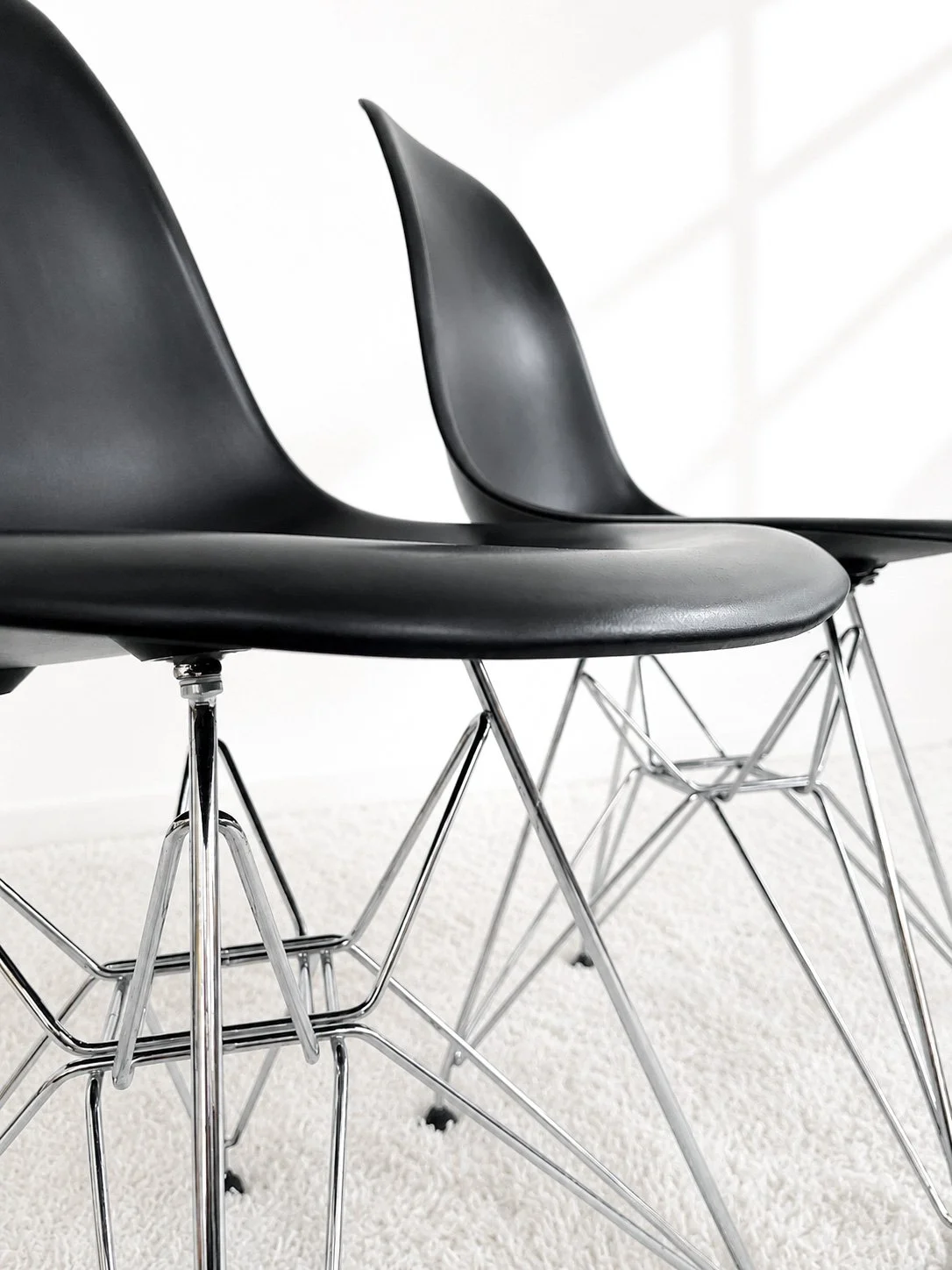 Sillas DSR de Vitra, diseñadas por Ray y Charles Eames. Monda Lironda Vintage