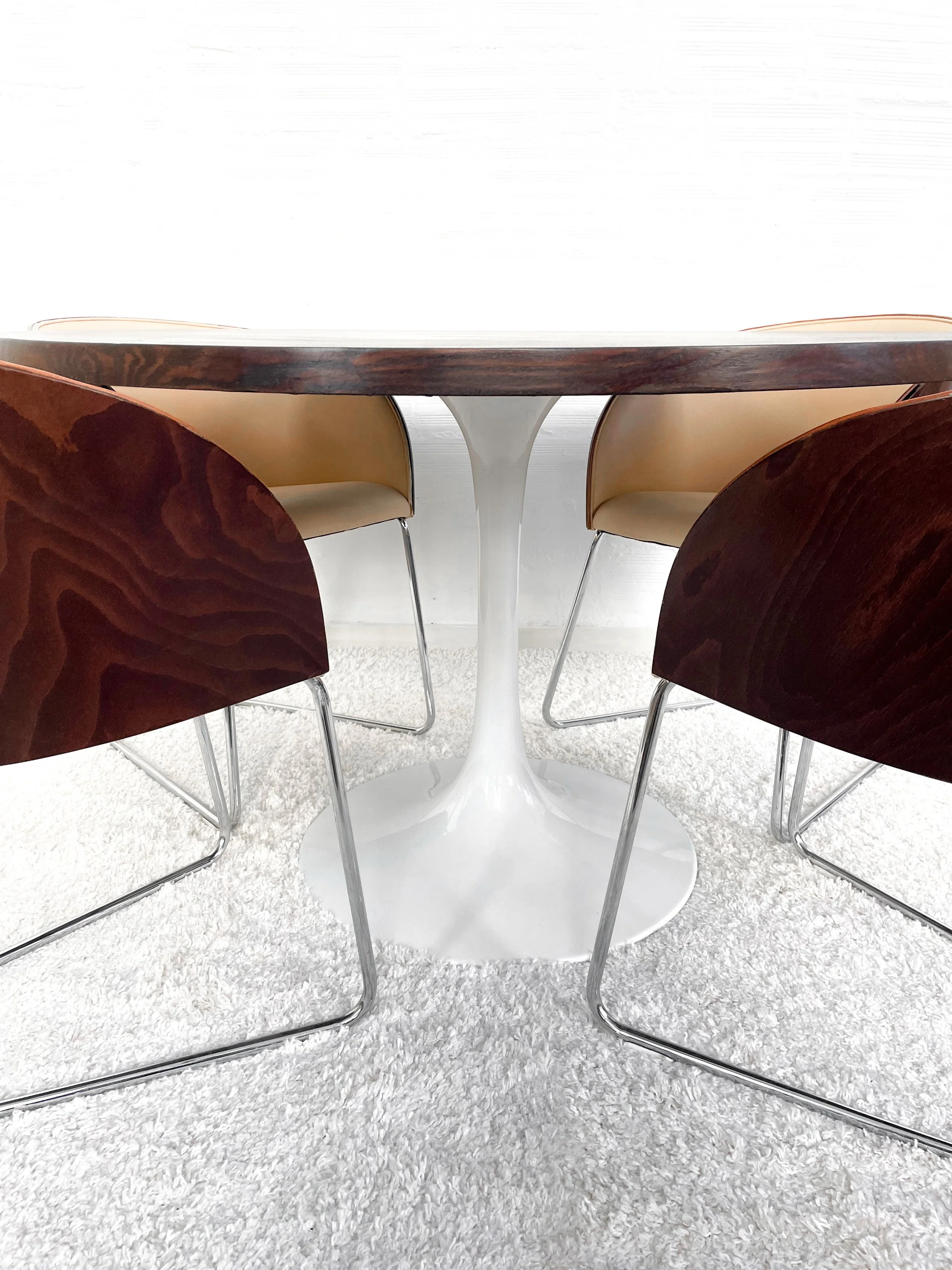 Mesa comedor vintage. Sobre de madera. Pie Tulip. Monda Lironda Vintage