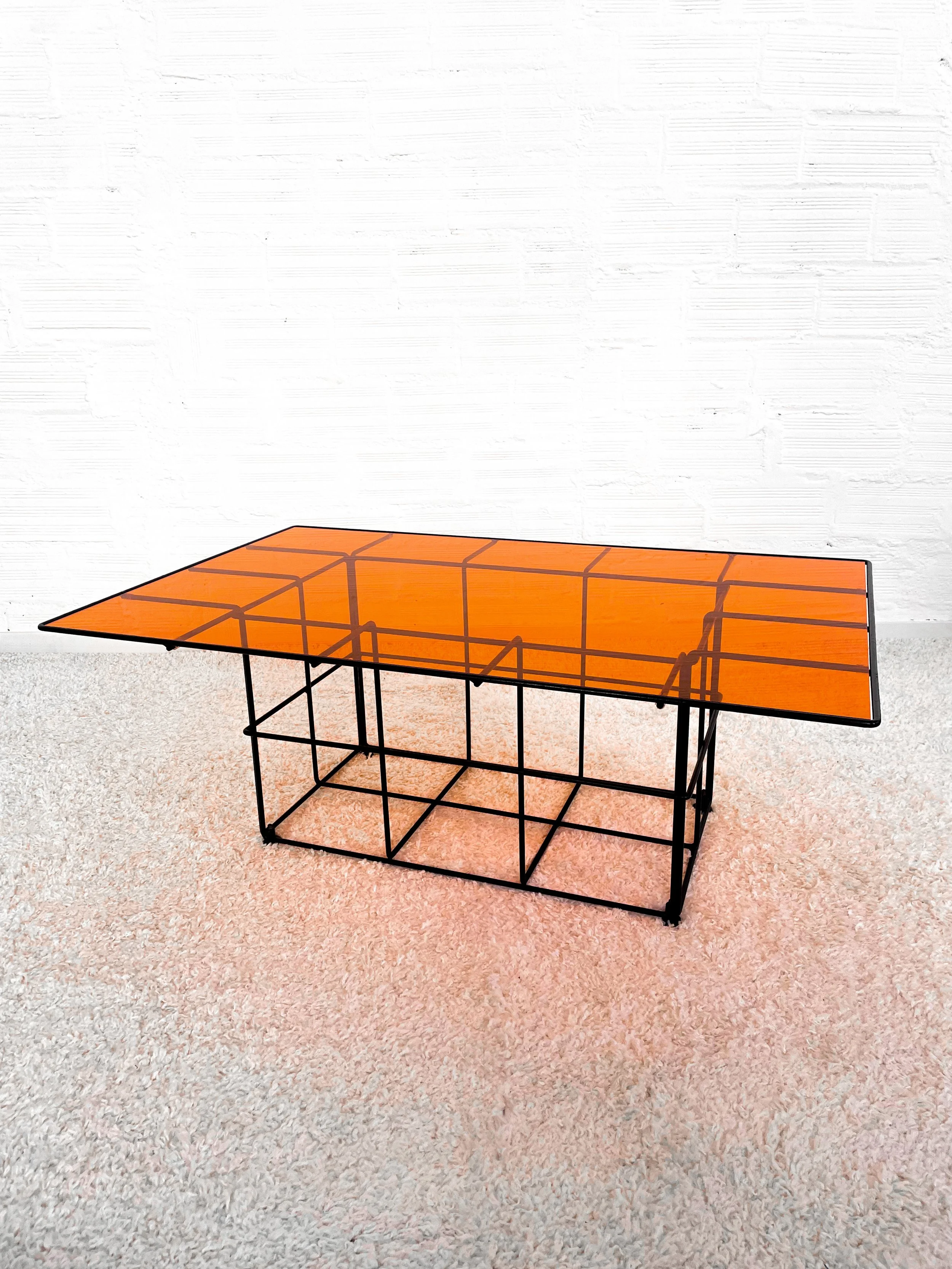Mesa de centro vintage con rejilla de acero y metacrilato. 70s. Monda Lironda Vintage