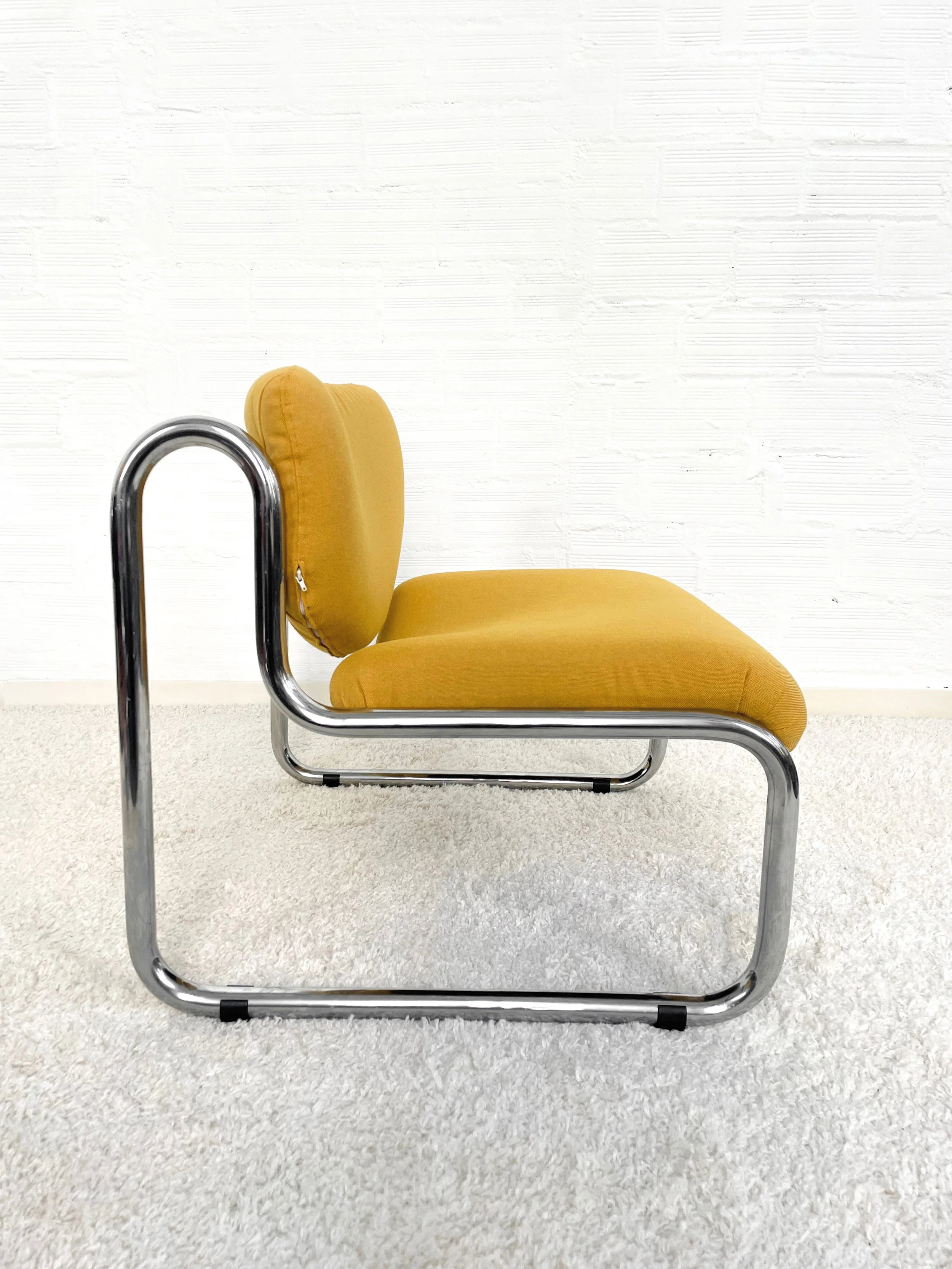 Butaca Egara. Tapizado mostaza. Italia 70s. Monda Lironda Vintage