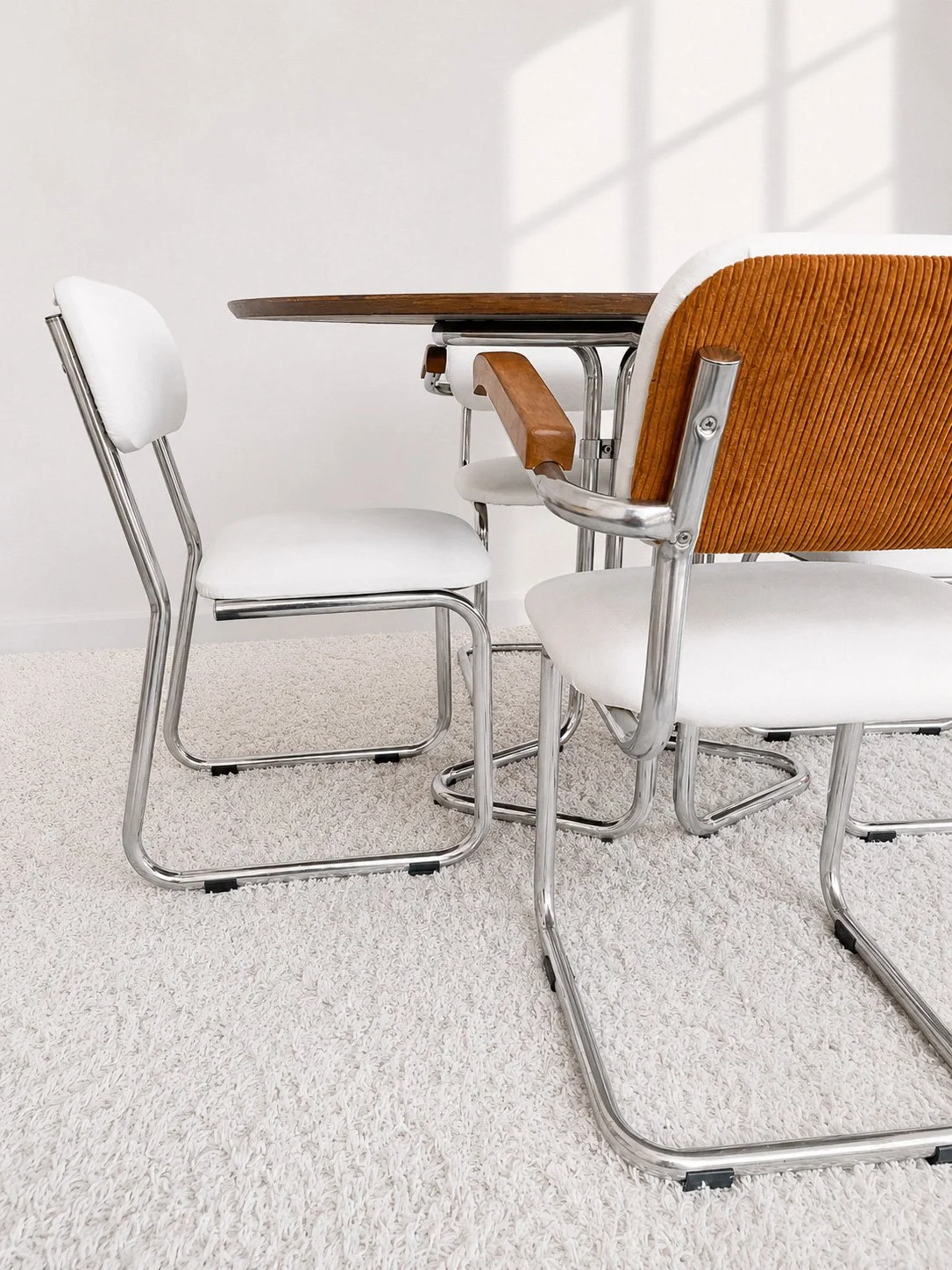 Sillas vintage cantilever invertido. Polipiel blanca. 70s. Monda Lironda Vintage