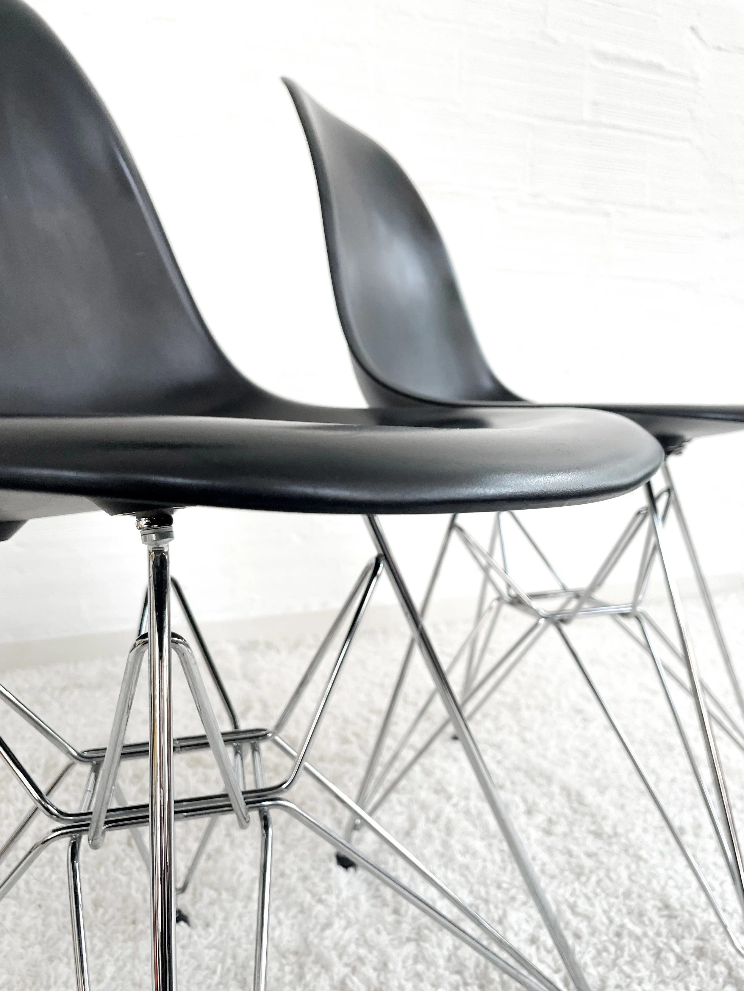 Sillas DSR de Vitra, diseñadas por Ray y Charles Eames. Monda Lironda Vintage