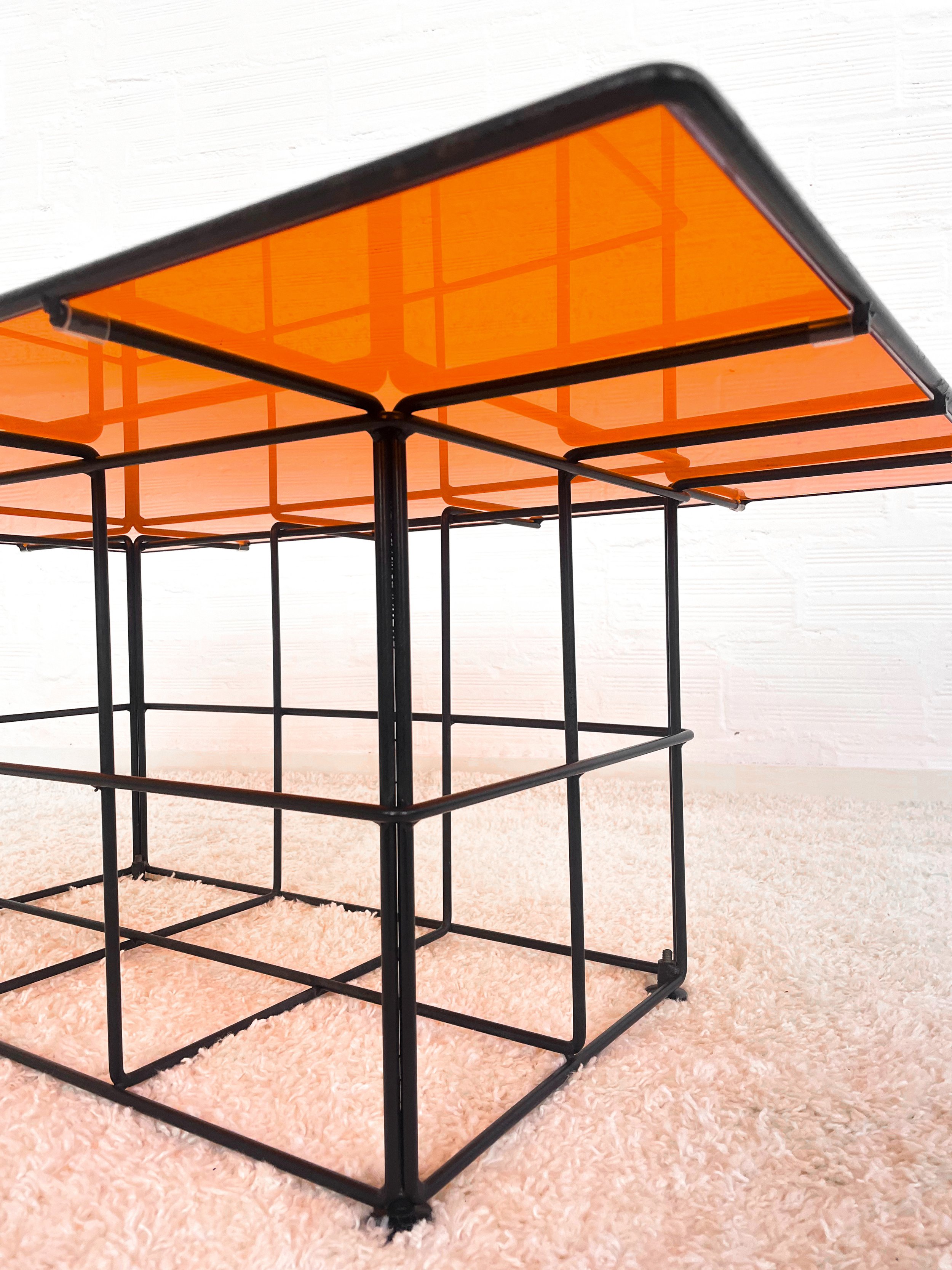 Mesa de centro vintage con rejilla de acero y metacrilato. 70s. Monda Lironda Vintage