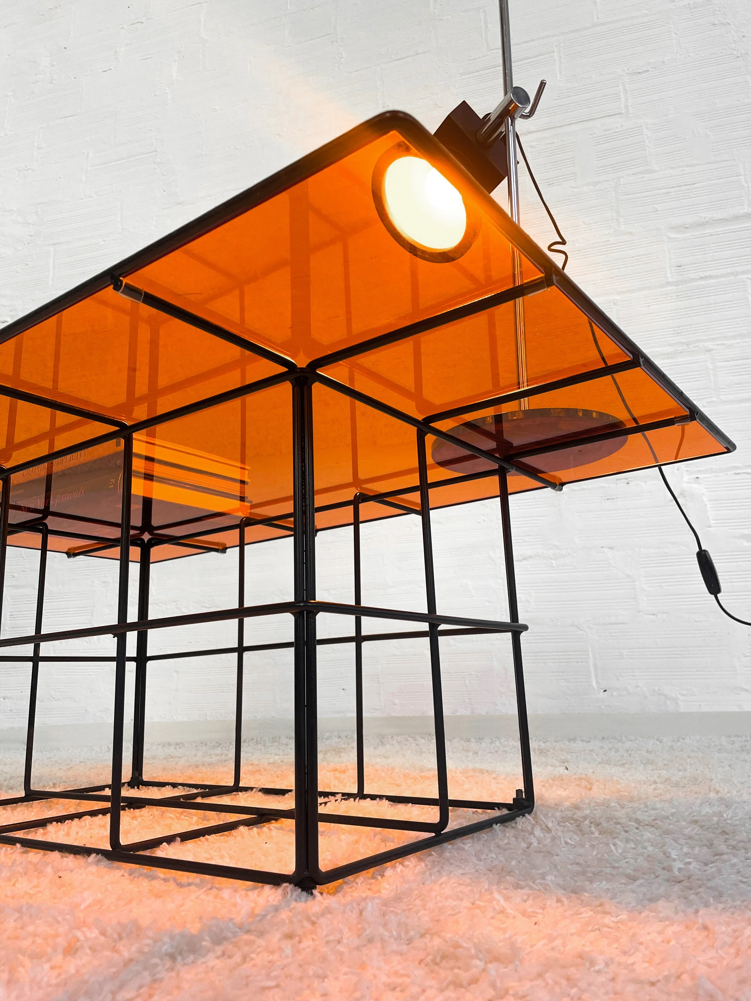 Mesa de centro vintage con rejilla de acero y metacrilato. 70s. Monda Lironda Vintage