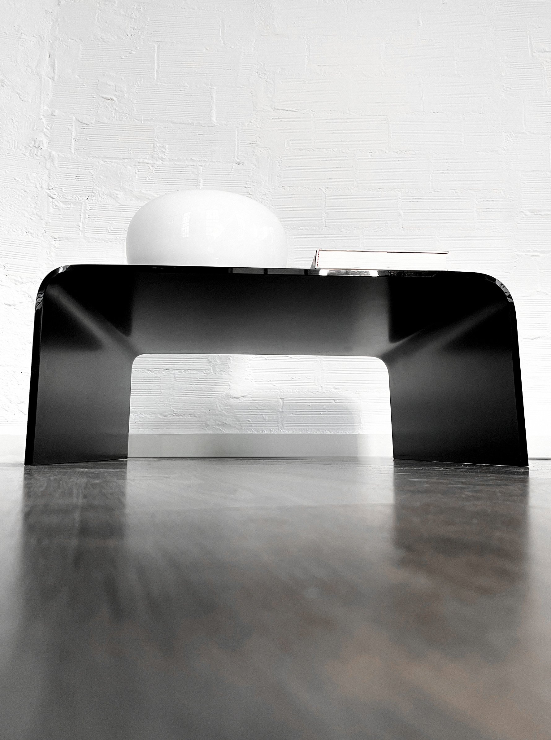 Mesa de centro cristal curvado negro. 60s- 70s. Monda Lironda Vintage