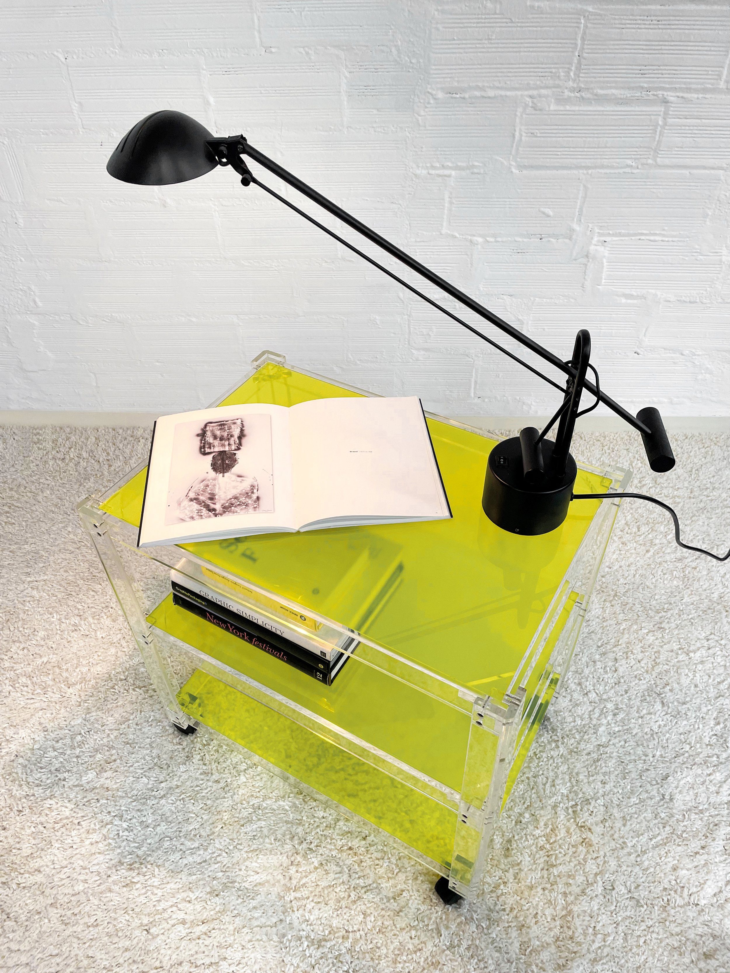 Mesa auxiliar de metacrilato. Vintage. Spain. 80s. Monda Lironda Vintage