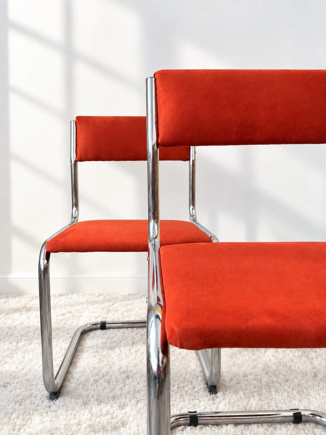 Sillas cantilever italianas de los años 70. Tapizado antelina color teja. Monda Lironda Vintage