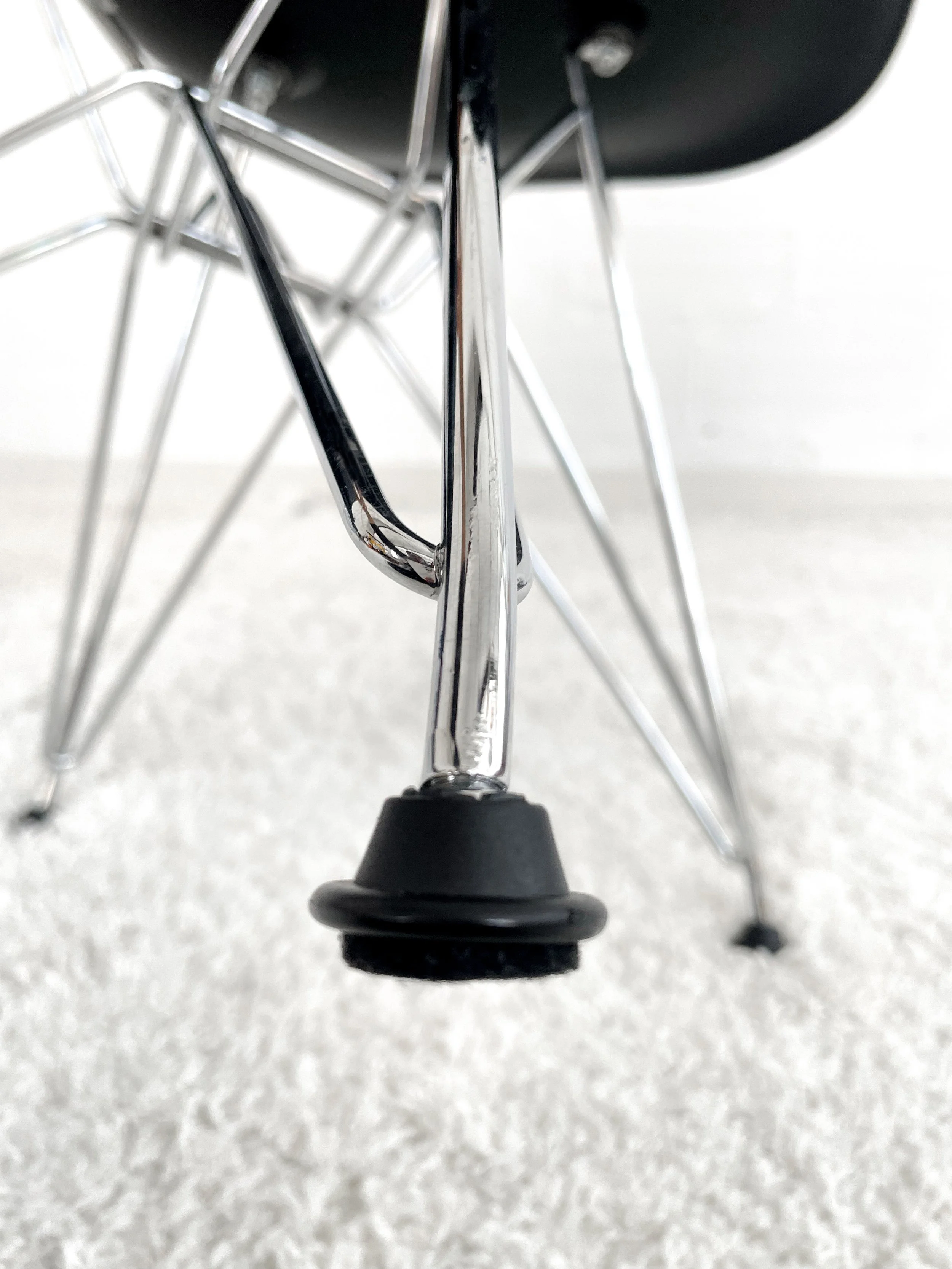 Sillas DSR de Vitra, diseñadas por Ray y Charles Eames. Monda Lironda Vintage