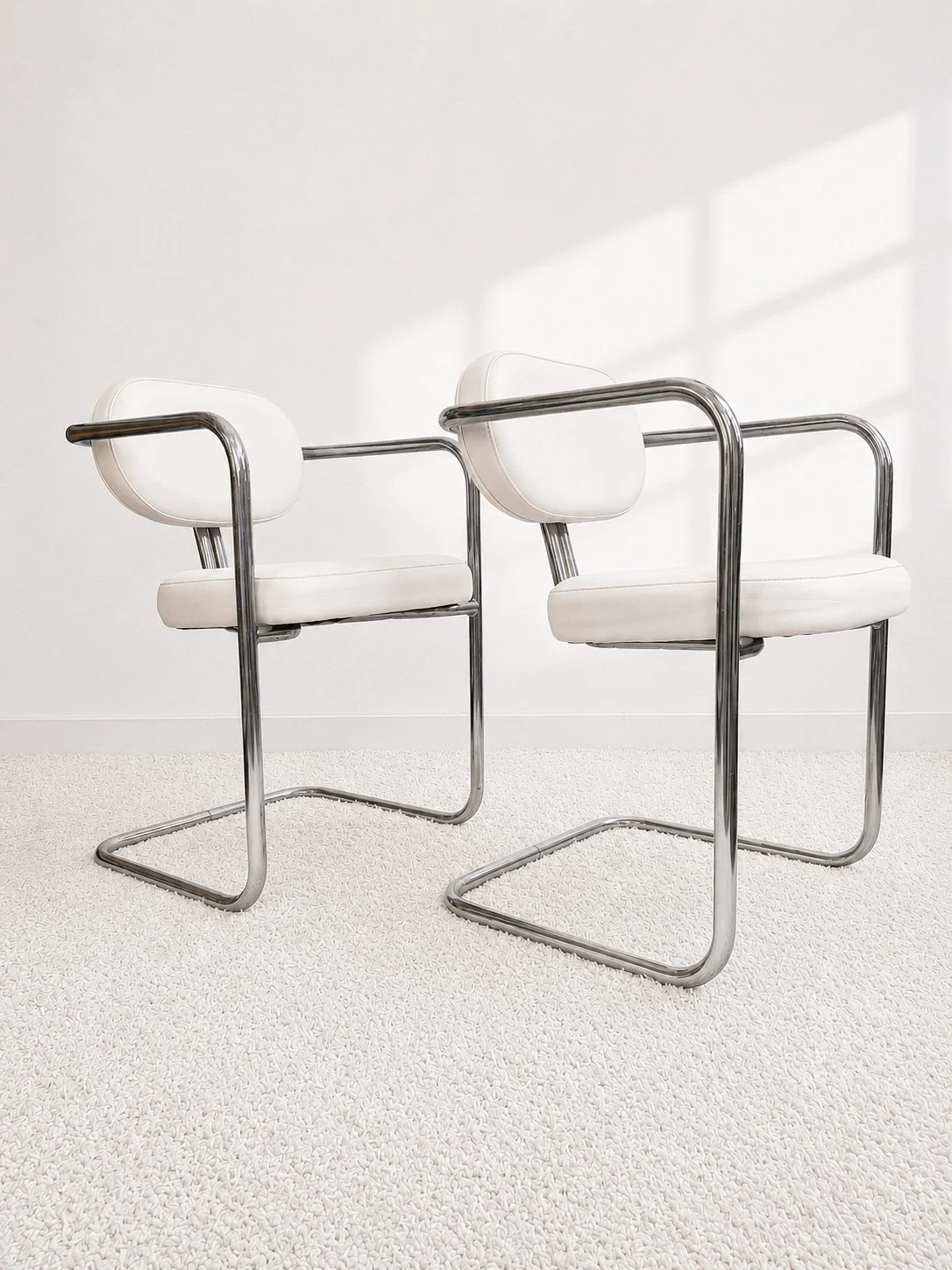 Sillas cantilever Space Age. Tapizado polipiel blanco. 70s. Monda Lironda Vintage