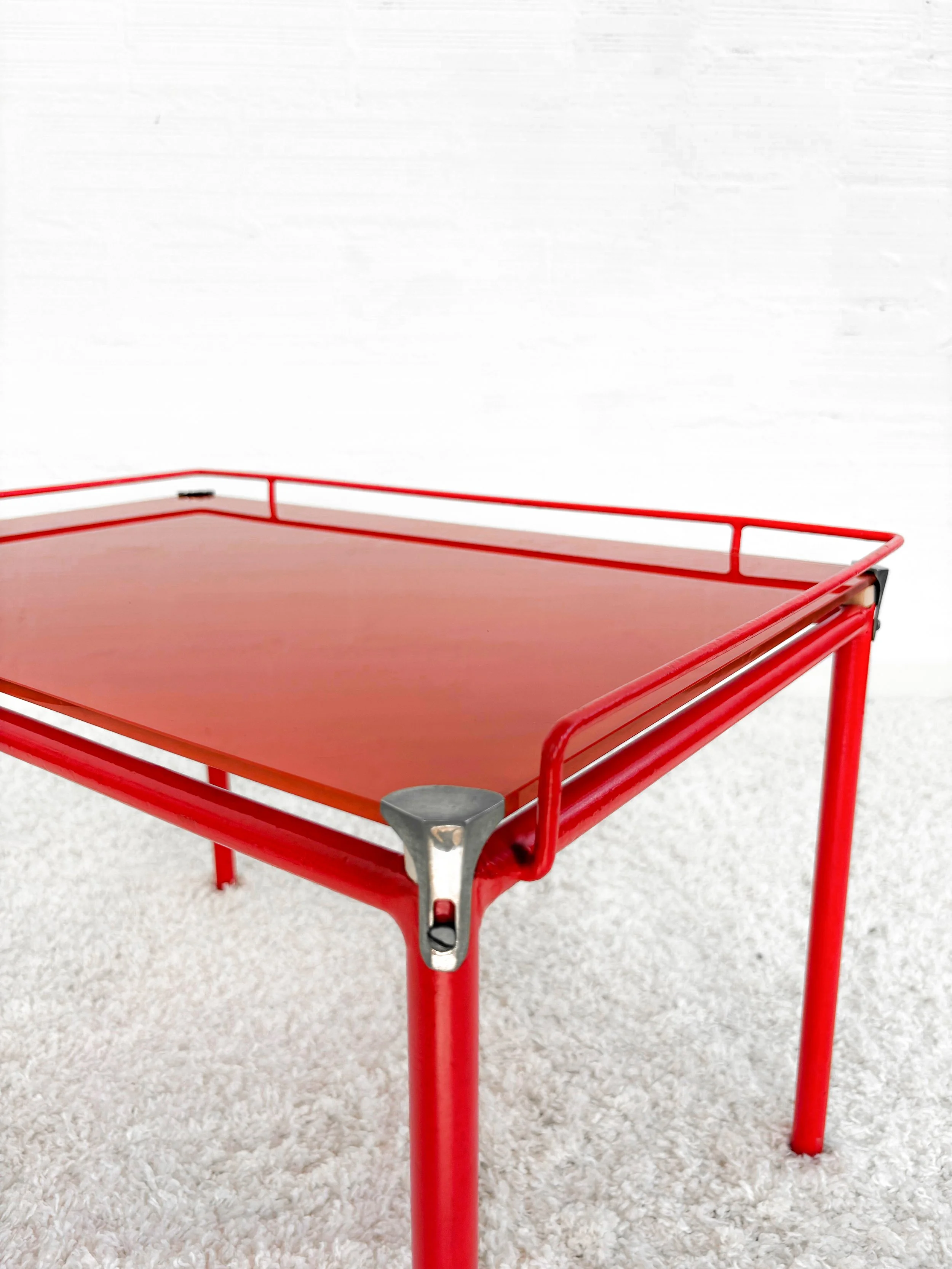 Mesa auxiliar roja con cristal. Vintage. 70s. Monda Lironda Vintage