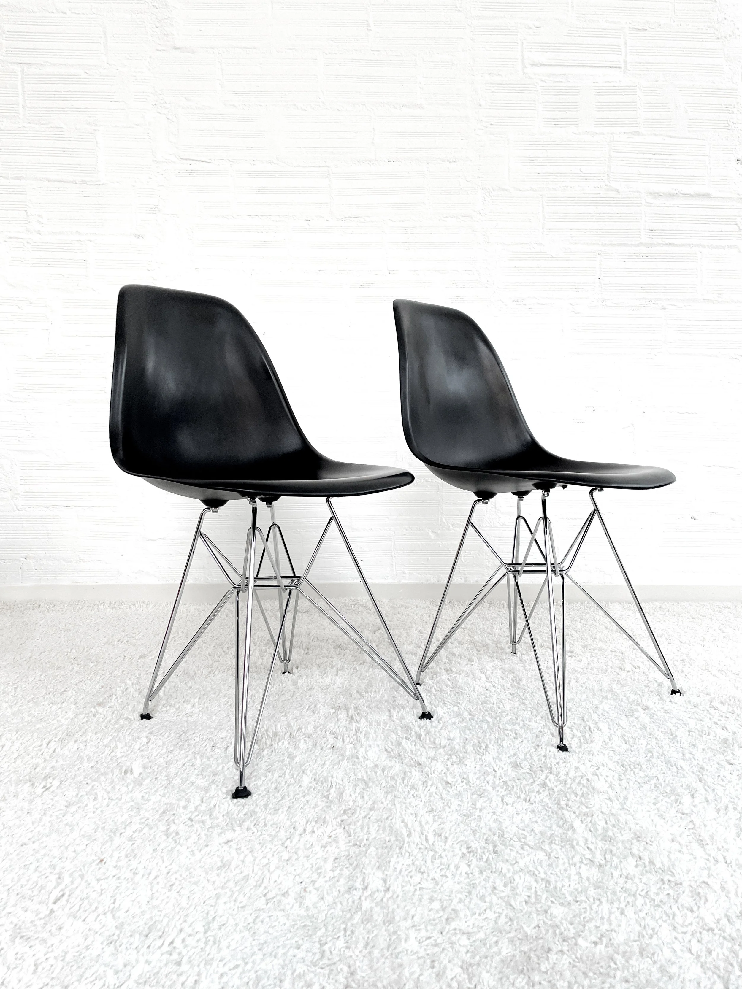 Sillas DSR de Vitra, diseñadas por Ray y Charles Eames. Monda Lironda Vintage