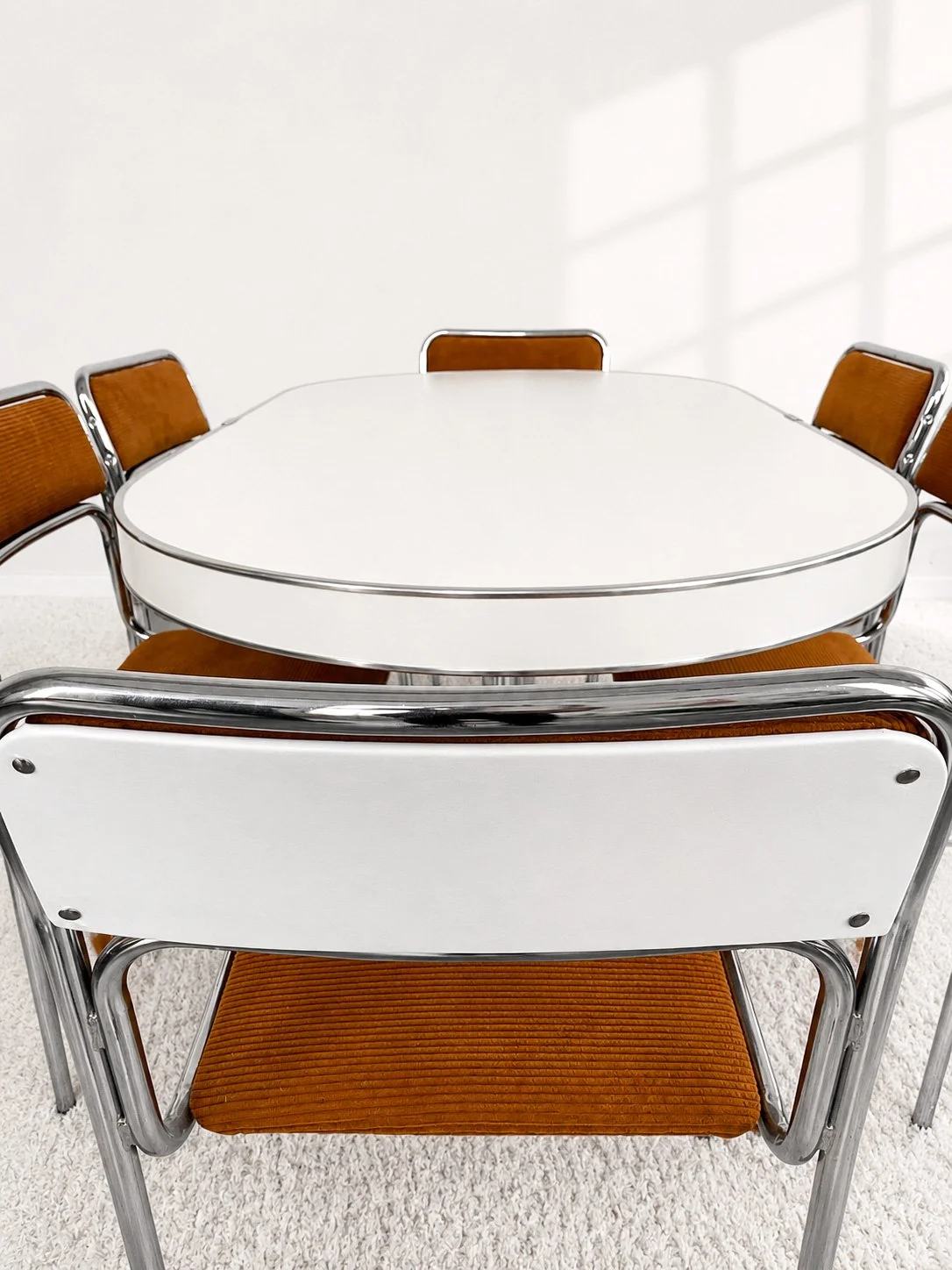 Mesa comedor ovalada Vegasa. Color blanco. 60s. Monda Lironda Vintage