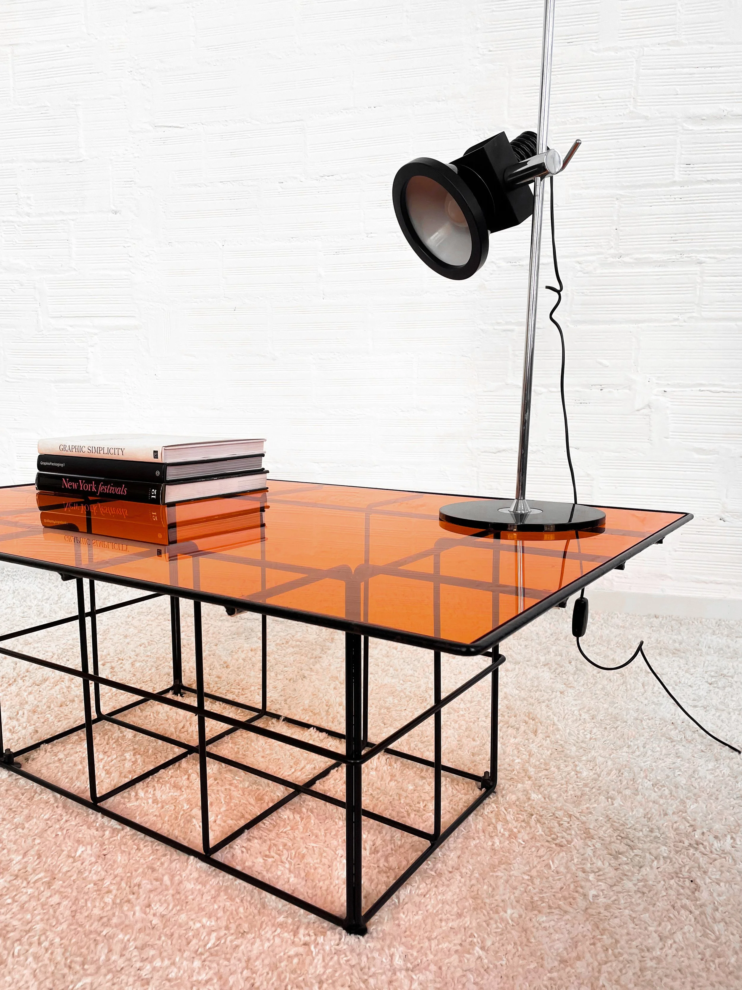 Mesa de centro vintage con rejilla de acero y metacrilato. 70s. Monda Lironda Vintage