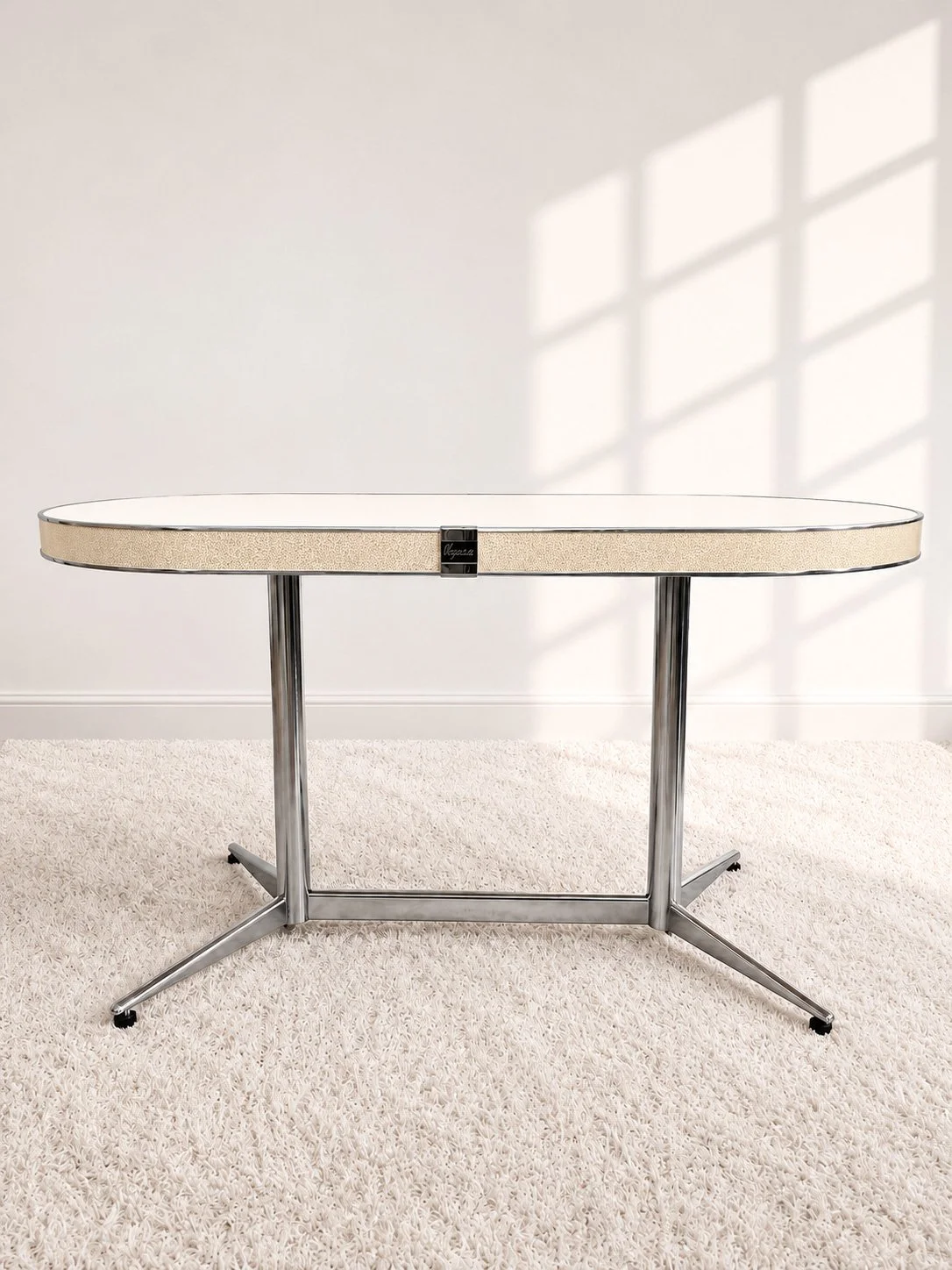 Mesa comedor ovalada Vegasa. Perfil piel blanco. 60s. Monda Lironda Vintage