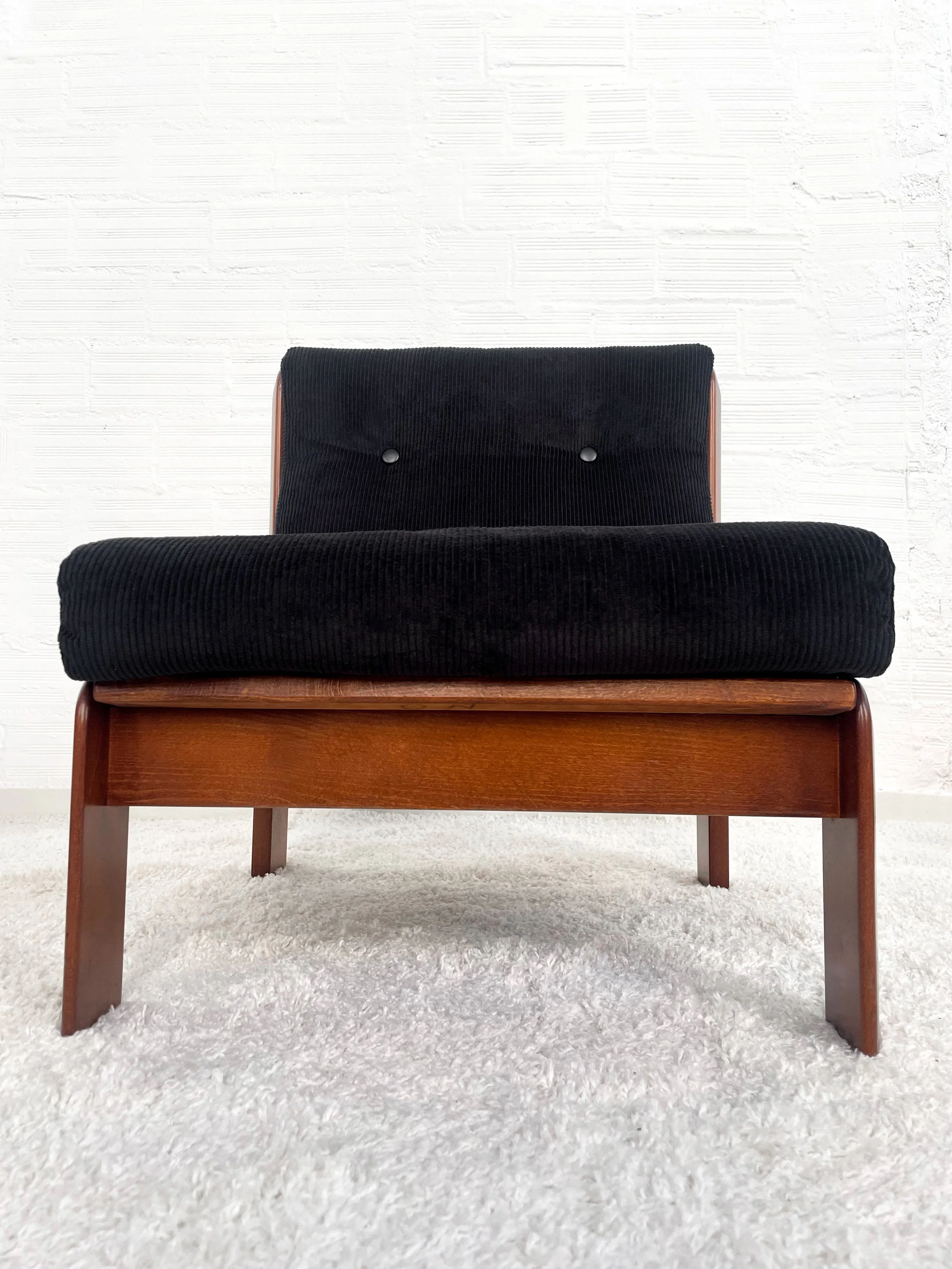 Butaca Guilleumas. Tapizada en Corduroy negro. Spain 70s. Monda Lironda Vintage