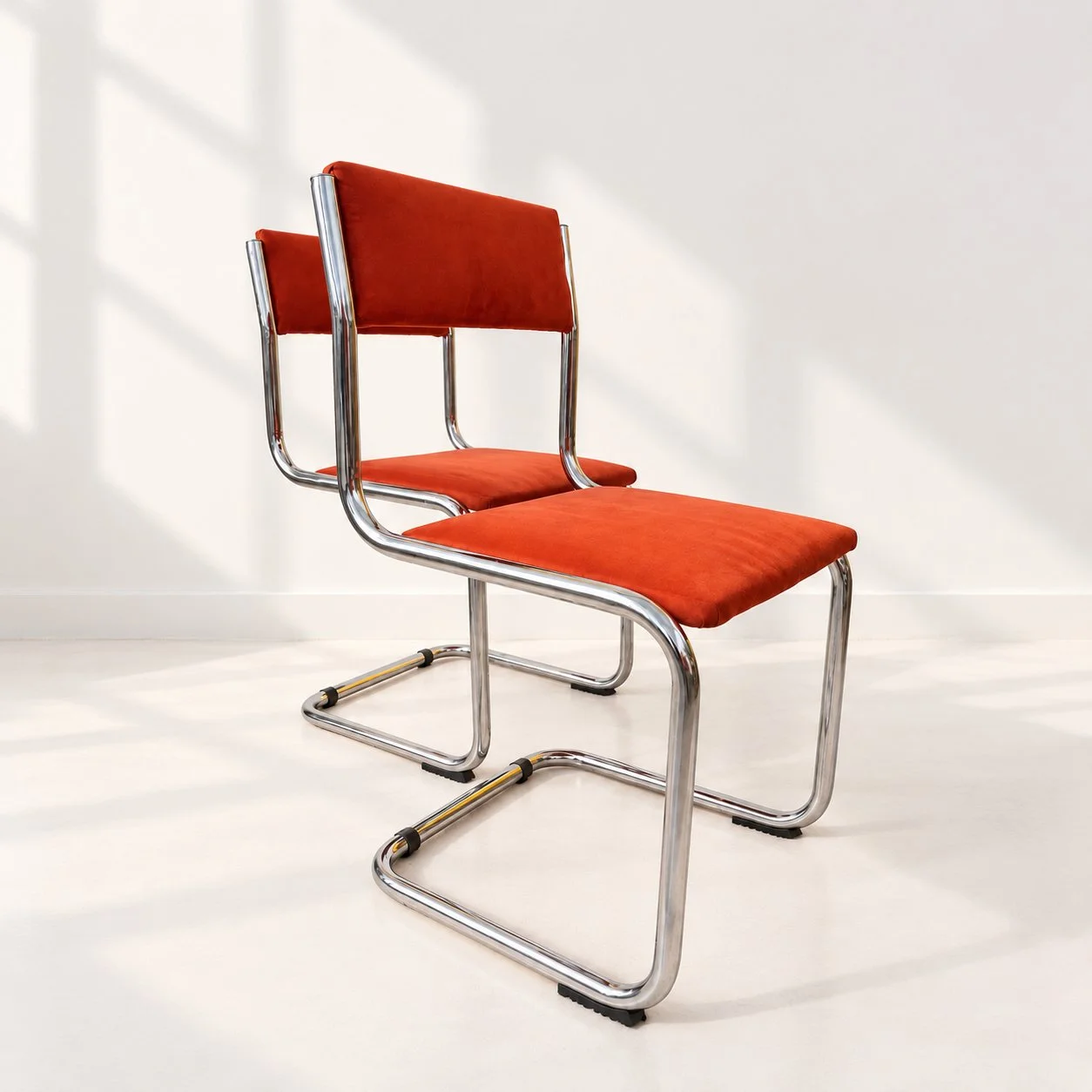 Sillas cantilever. Italia años 70. Tapizado antelina color teja. Monda Lironda Vintage