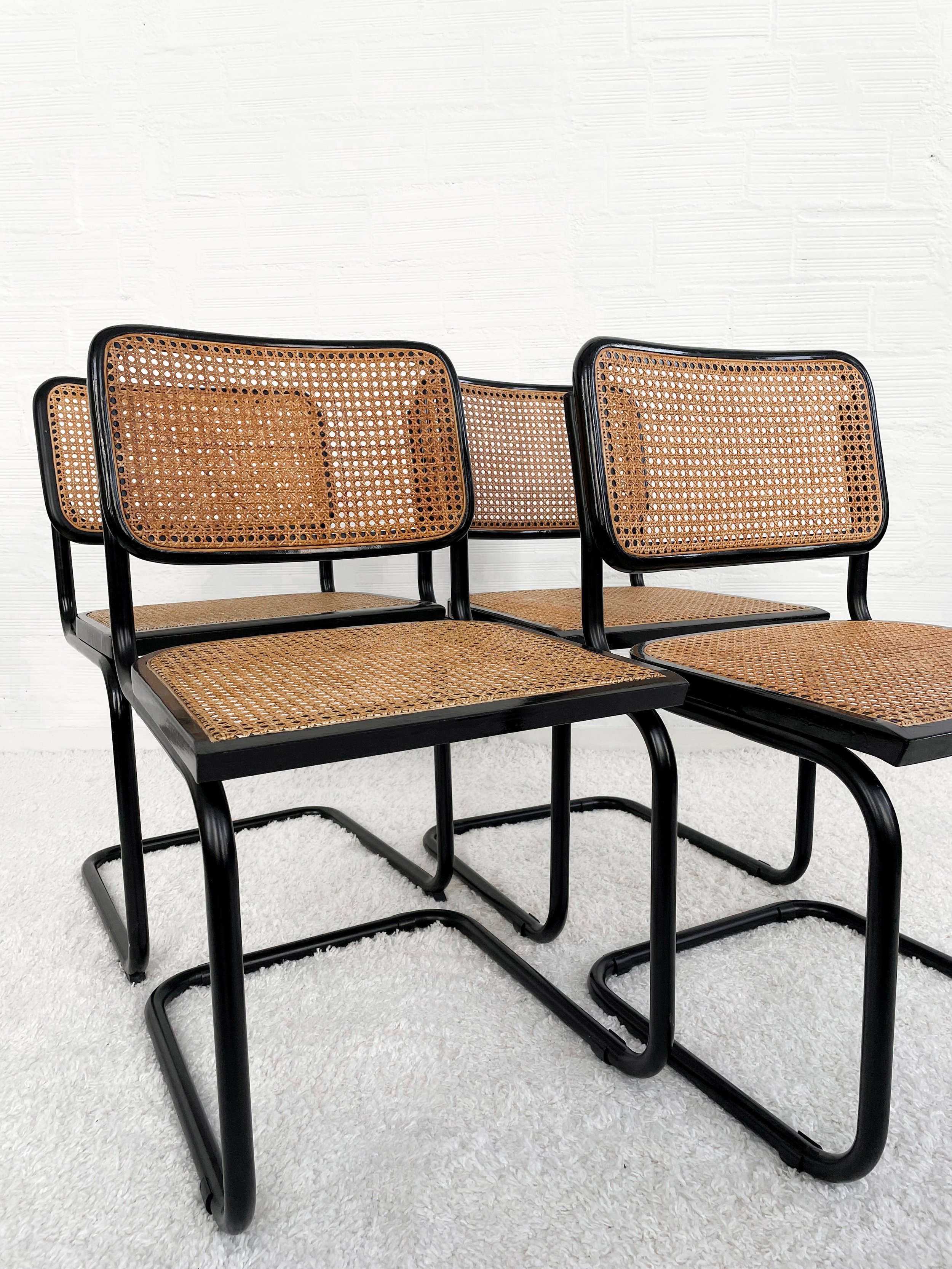 Silla Cesca B32. Estructura color negro. Italia 90s. Monda Lironda Vintage